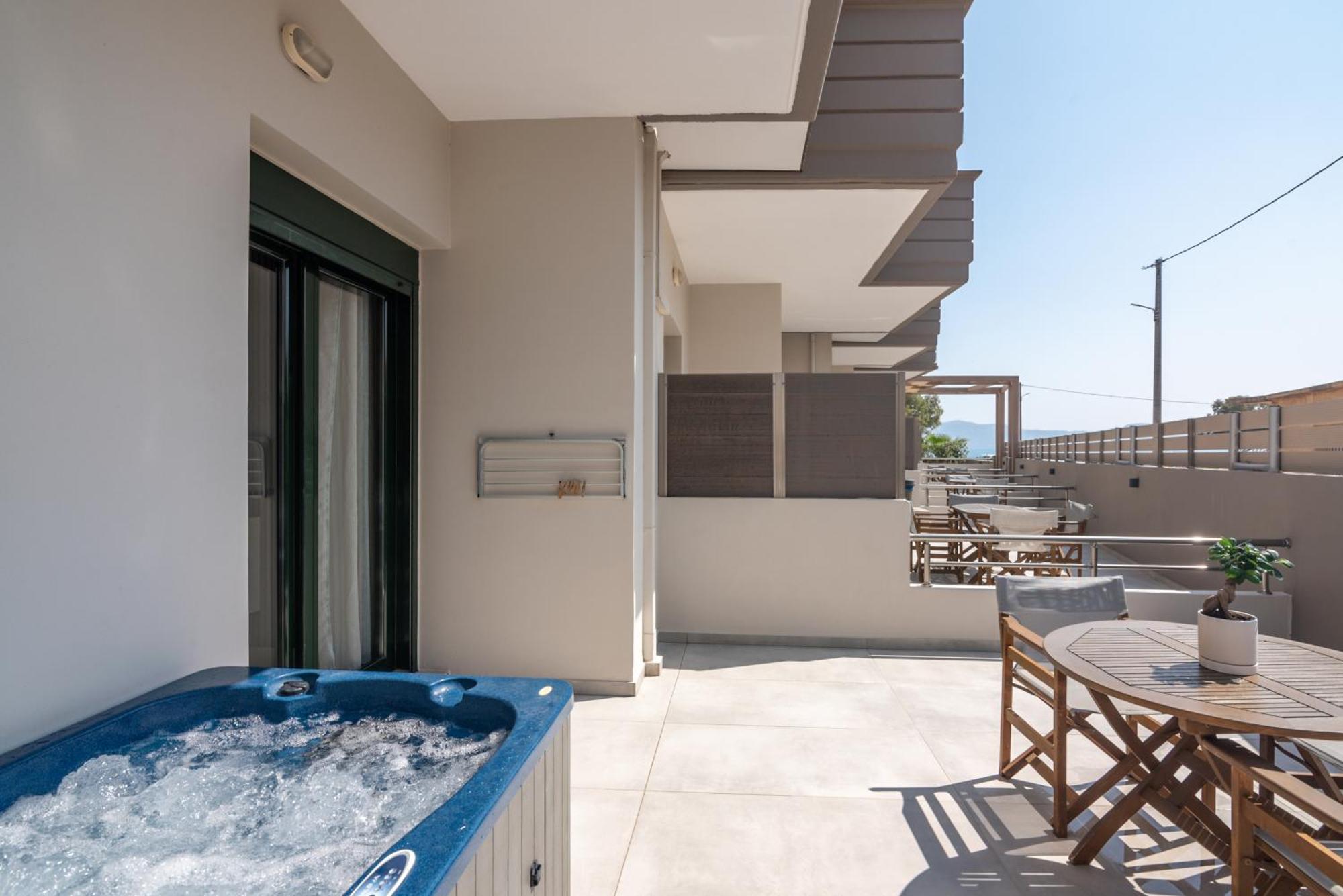 Deluxe Studio with Outdoor Jacuzzi on the Ground Floor