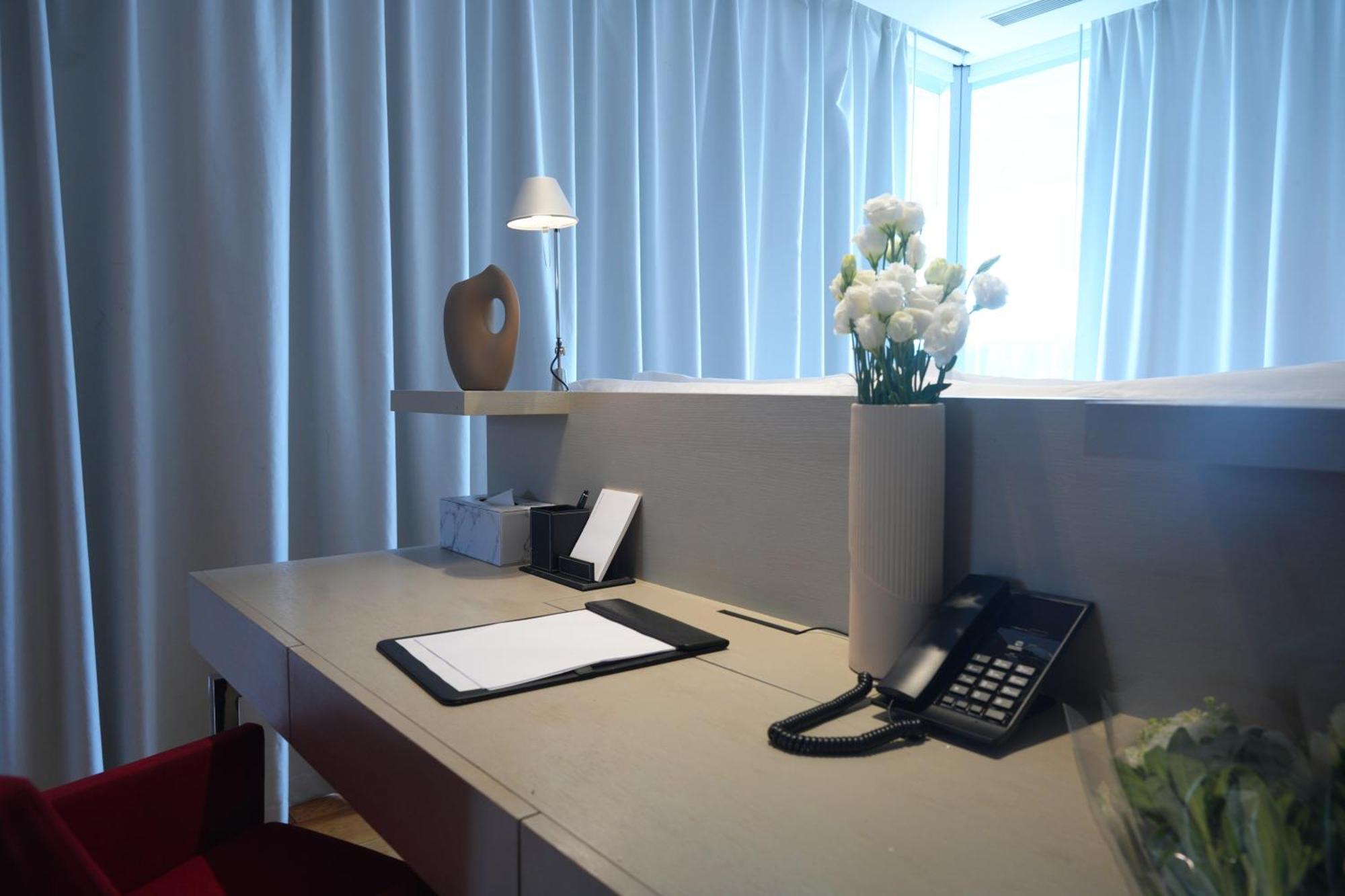 Deluxe Queen Suite Harbour View