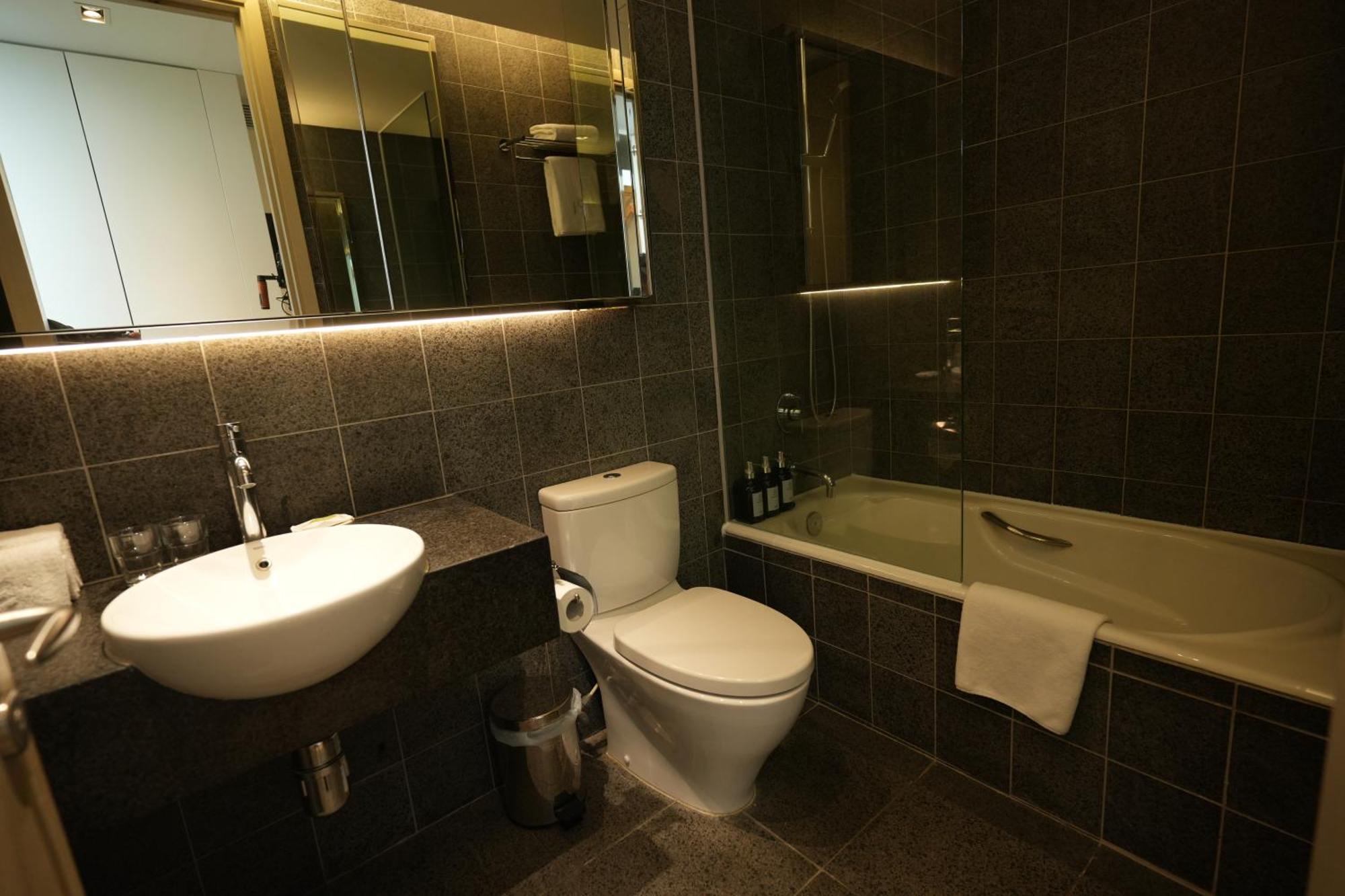 Deluxe Queen Suite Harbour View