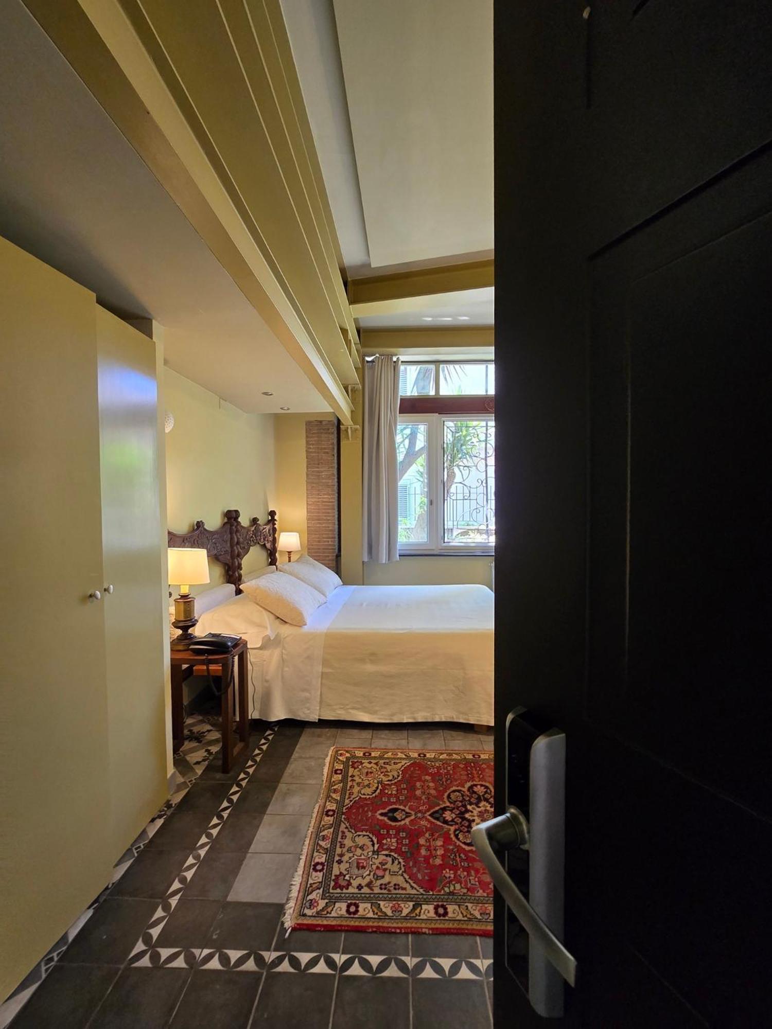 Queen Room Garden View