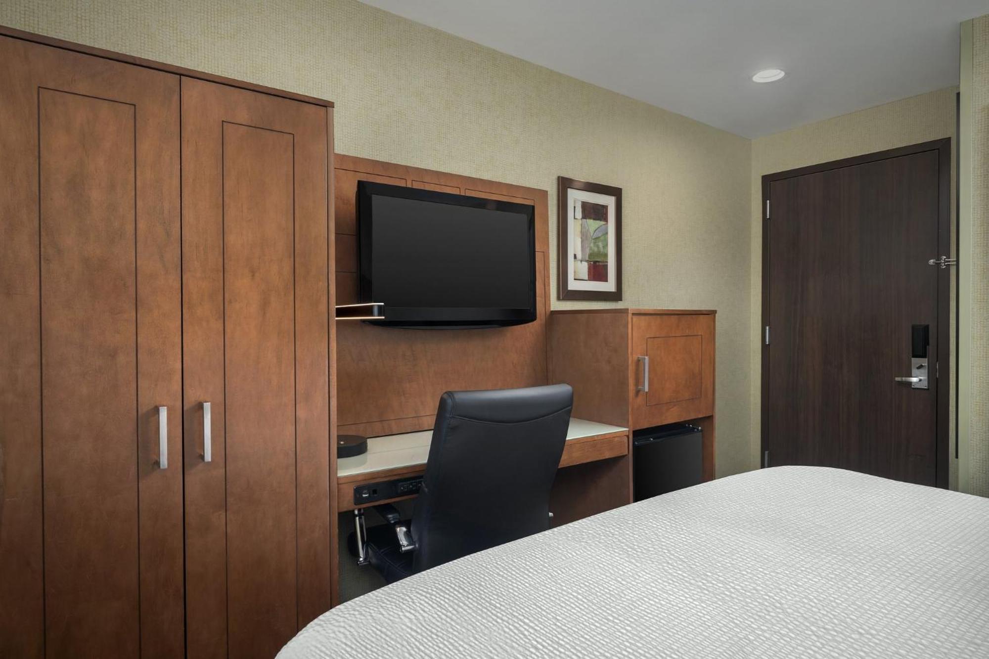 Standard King Room City View