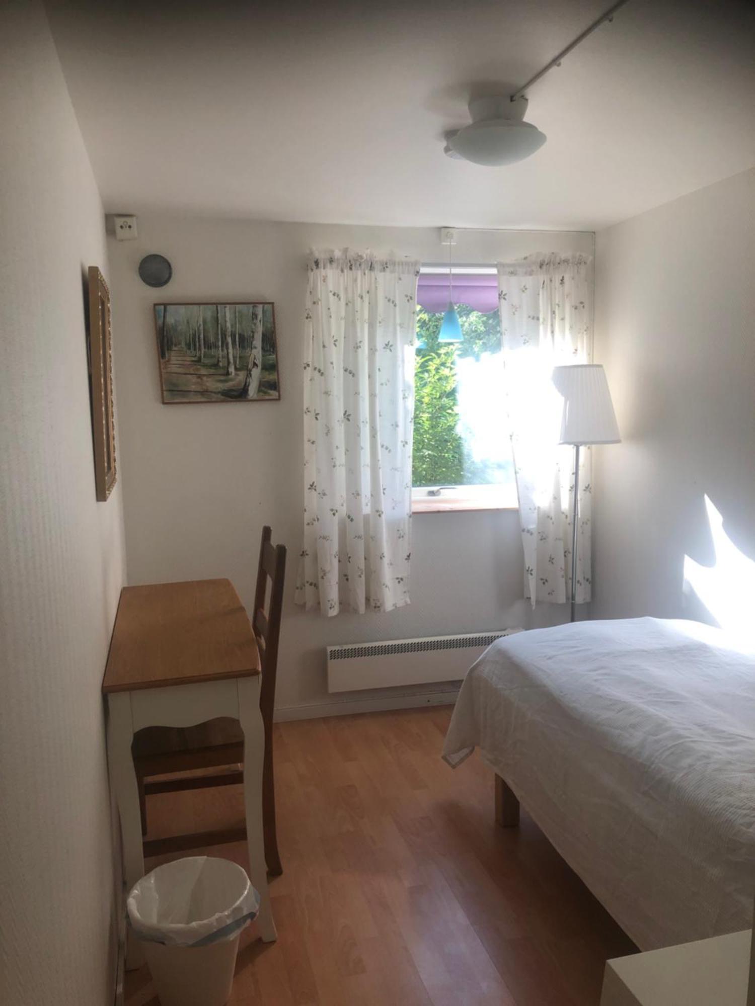 Enkelrum med utsikt över trädgården