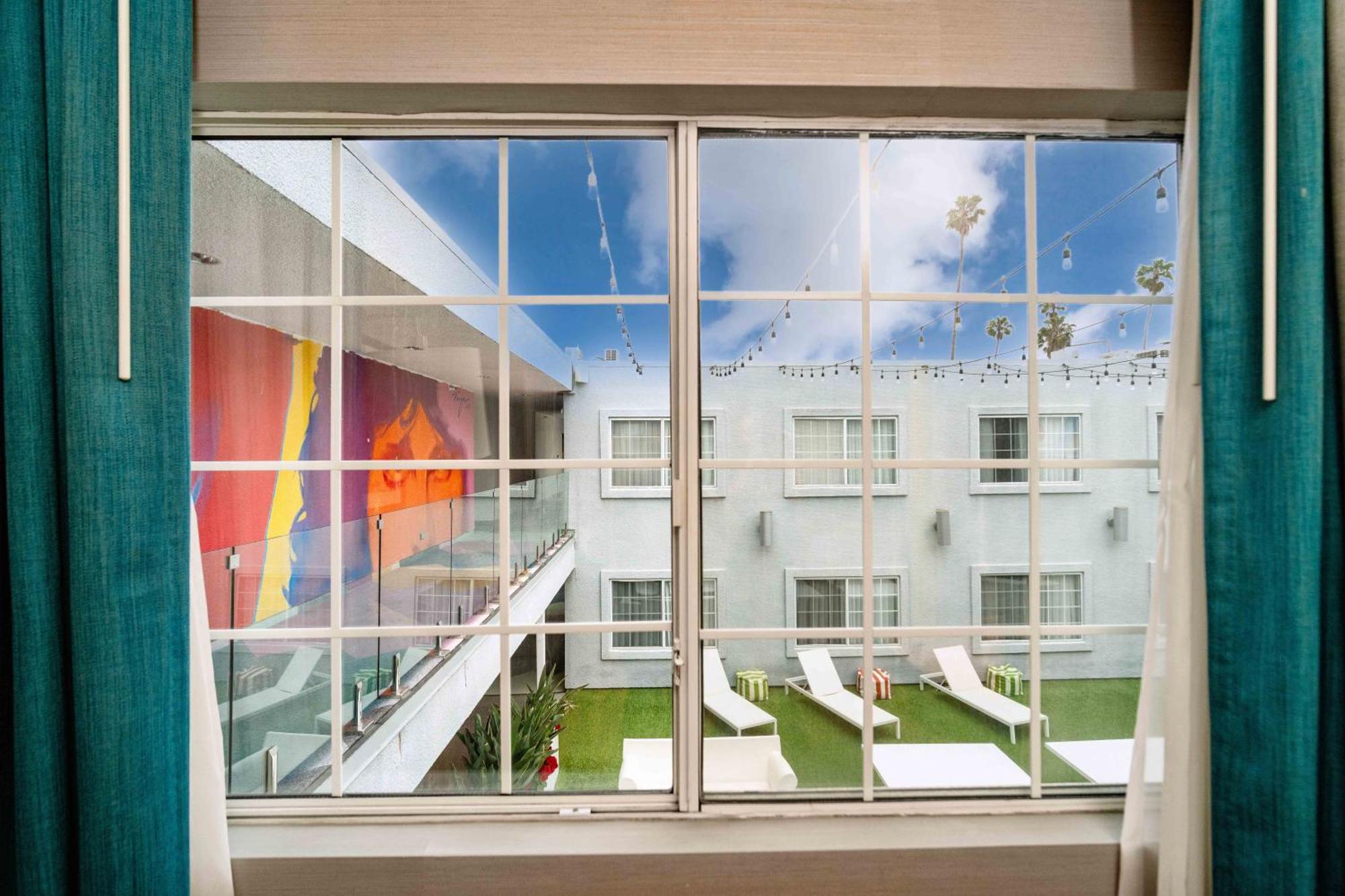 King Suite Courtyard View