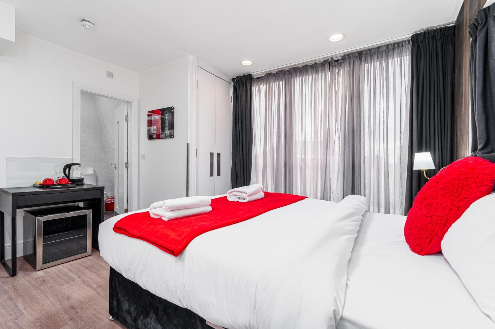 Deluxe Double Room Shower