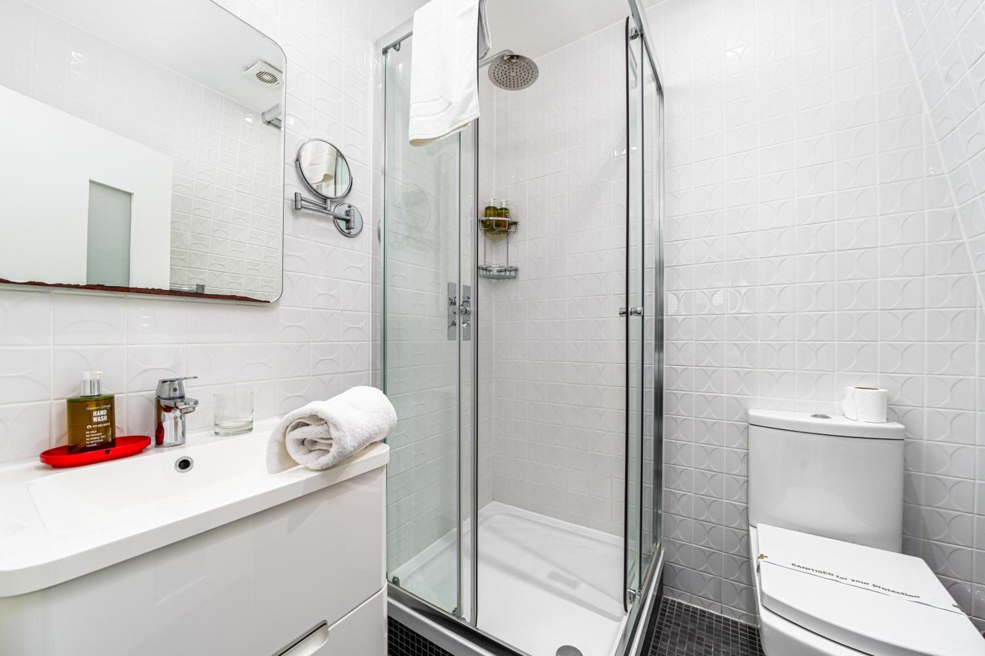 Deluxe Double Room Shower