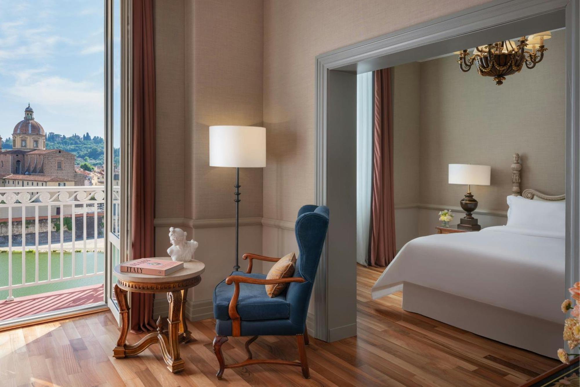 Juniorsuite med king-size-seng og utsikt over elven