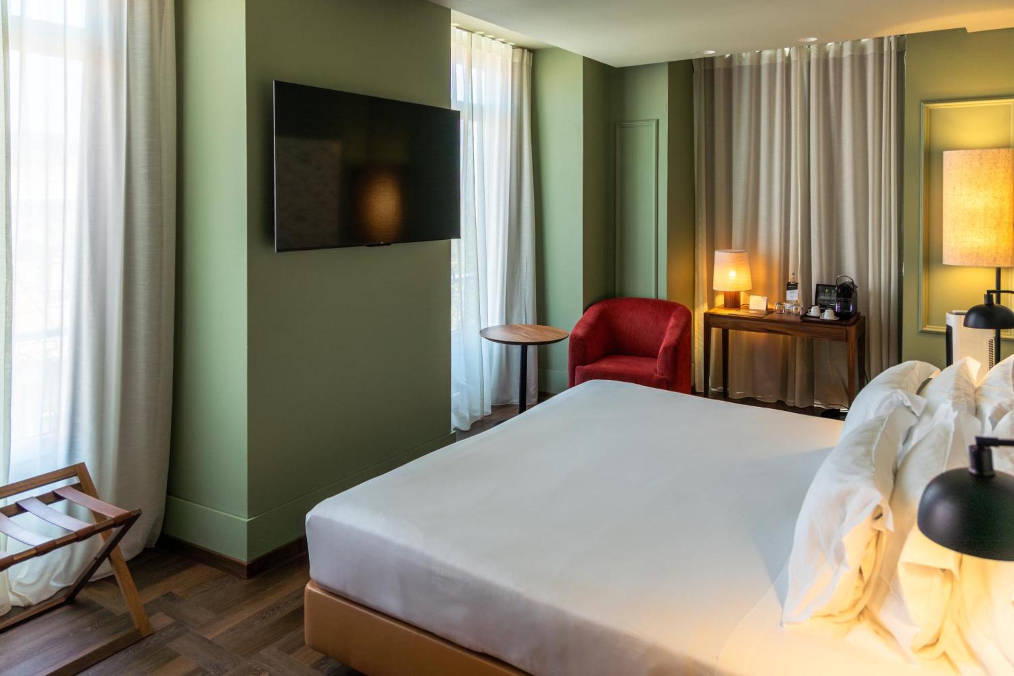 Double or Twin Deluxe Room River or Castle View