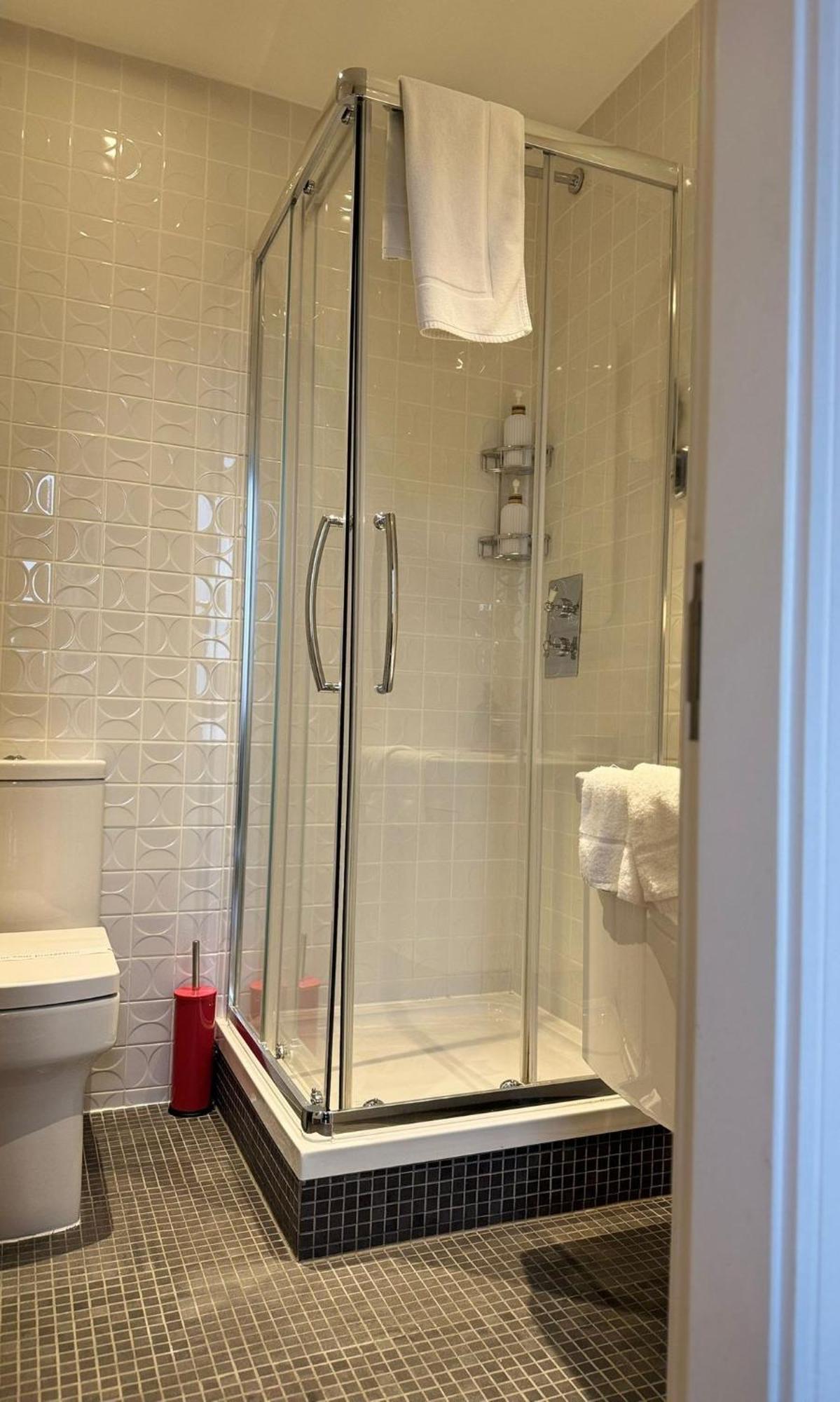 Deluxe Double Room Shower