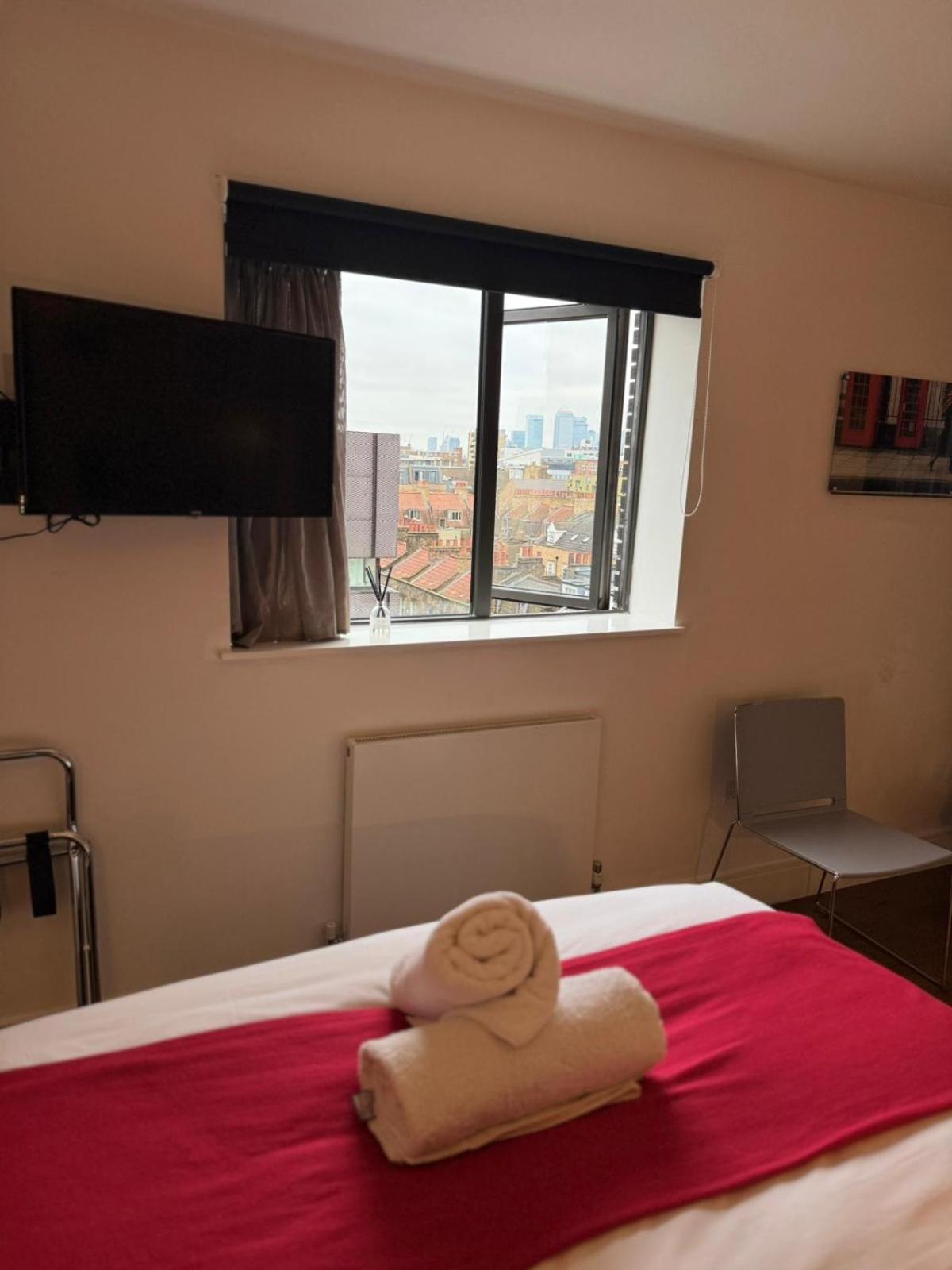 Deluxe Double Room Shower
