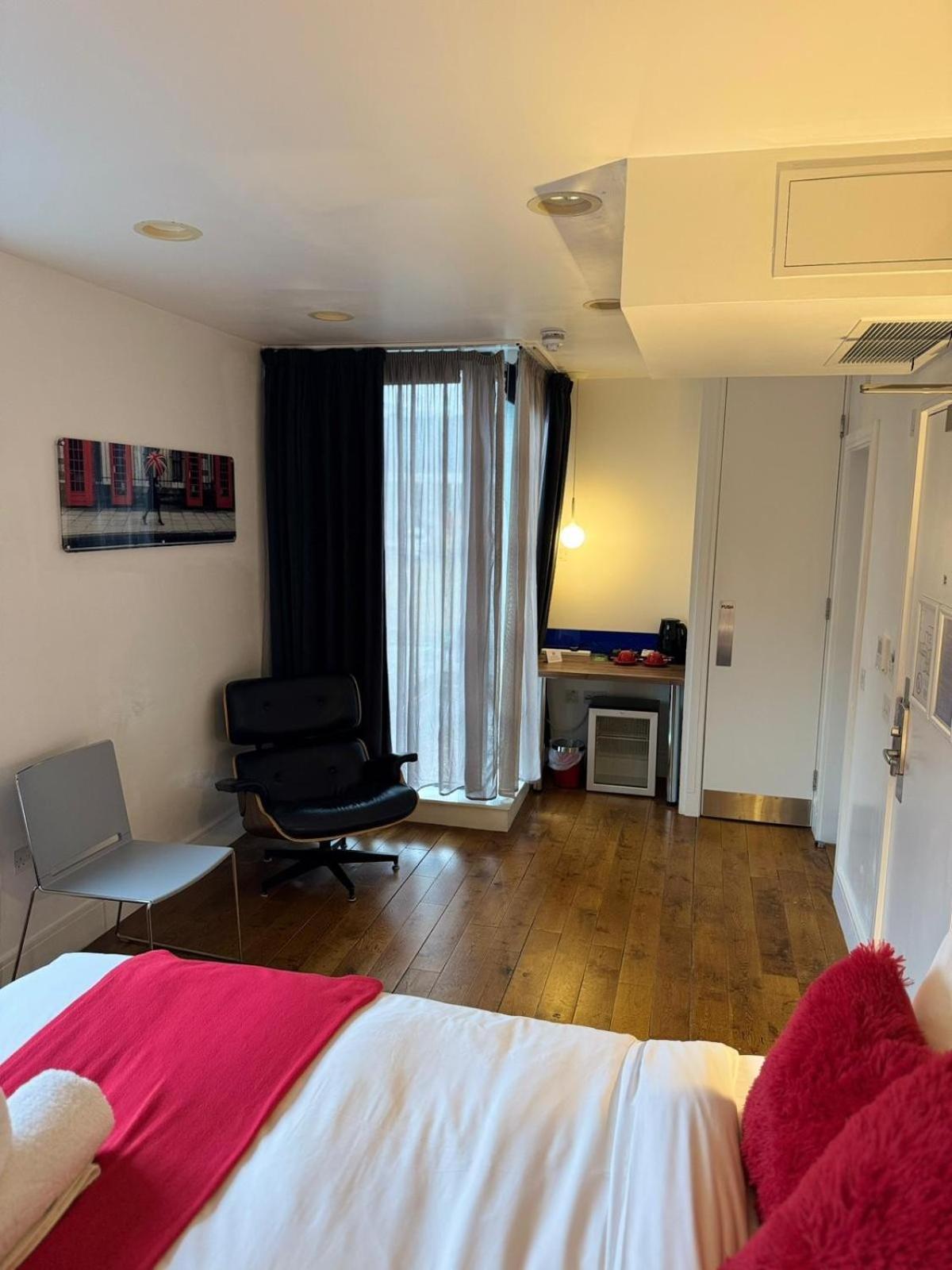 Deluxe Double Room Shower