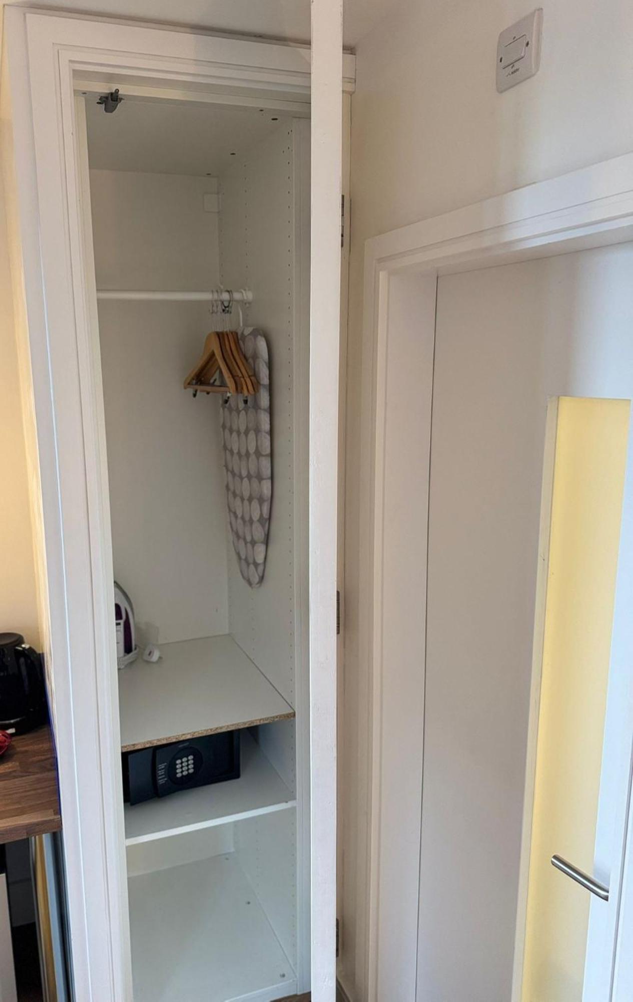 Deluxe Double Room Shower