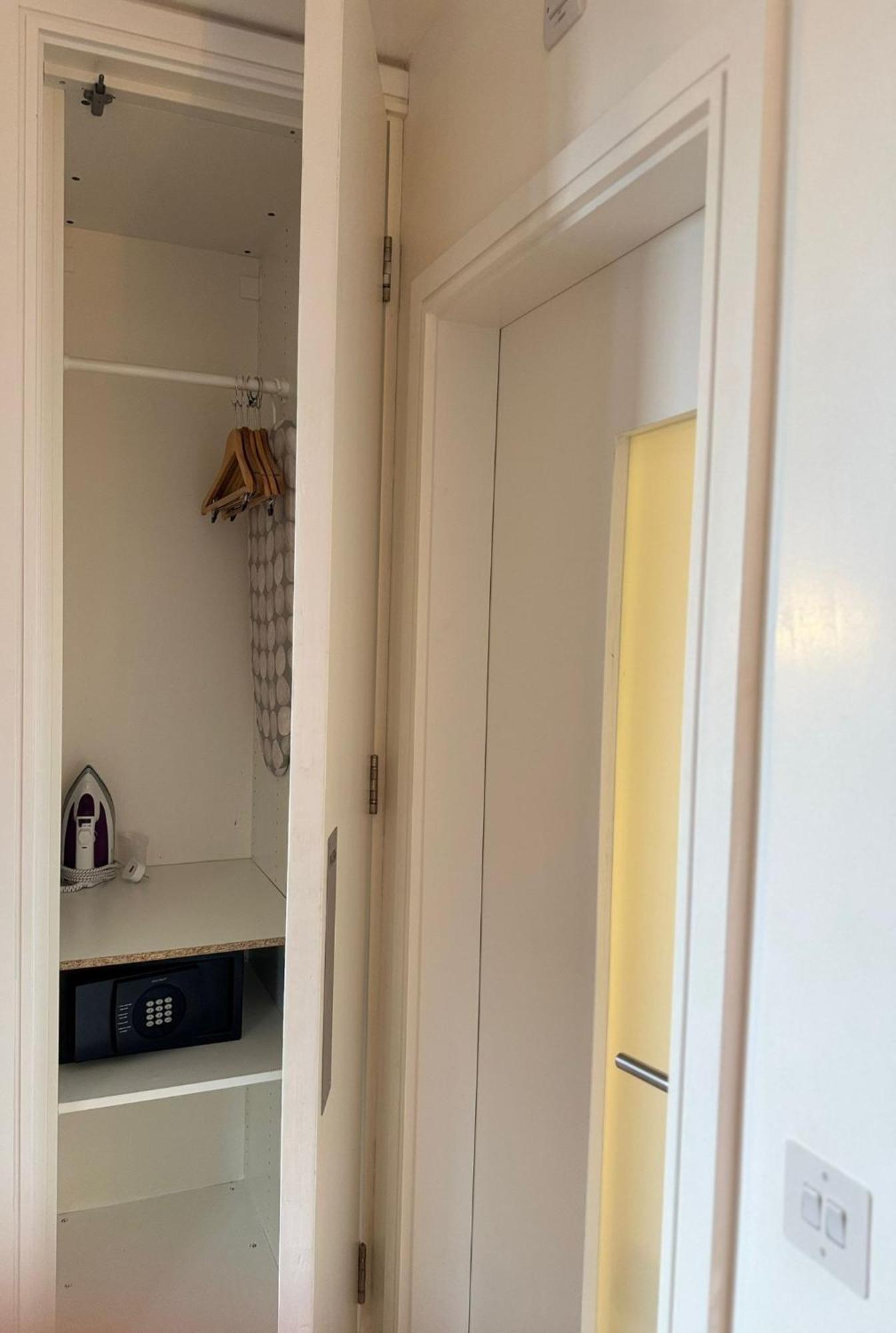 Deluxe Double Room Shower