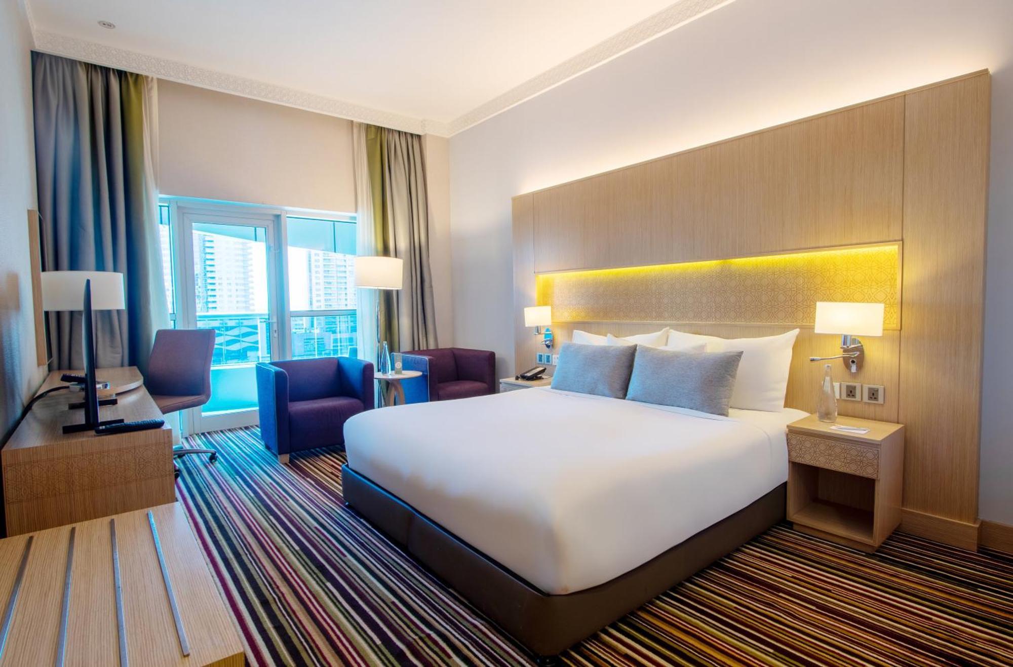 Oasis King • Outlet Mall Shuttle • Dining • Ideal Getaway