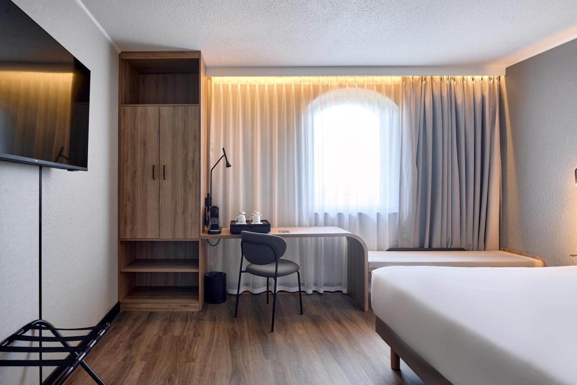 Superior Room 1 King Bed