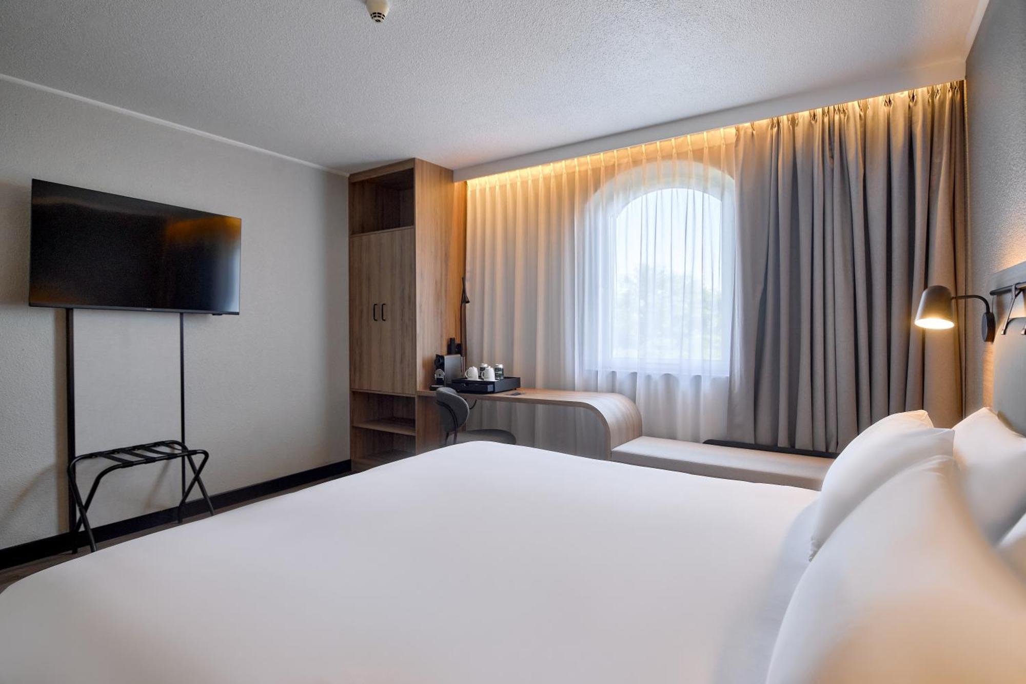 Superior Room 1 King Bed