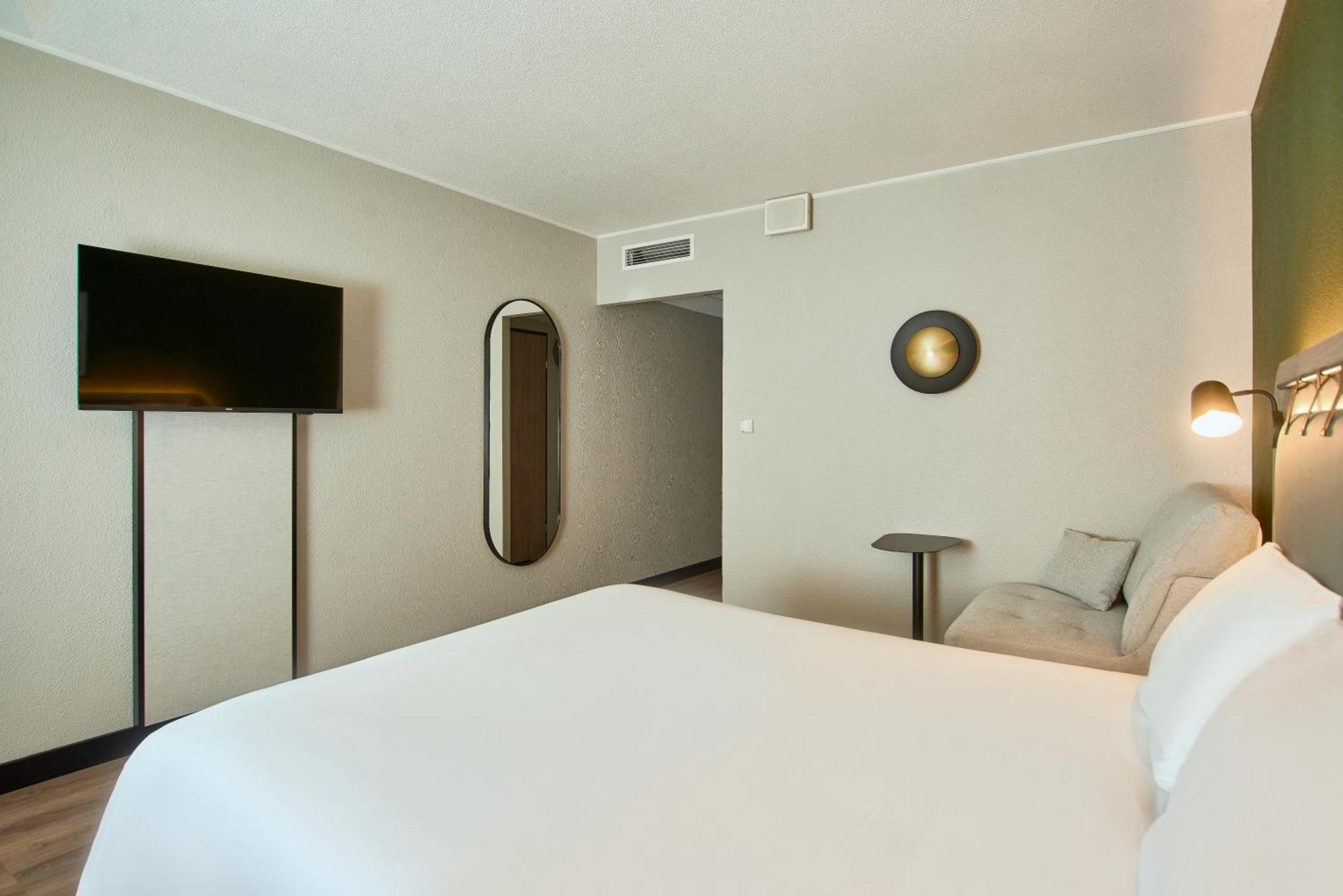 Standard Room 1 Queen Bed