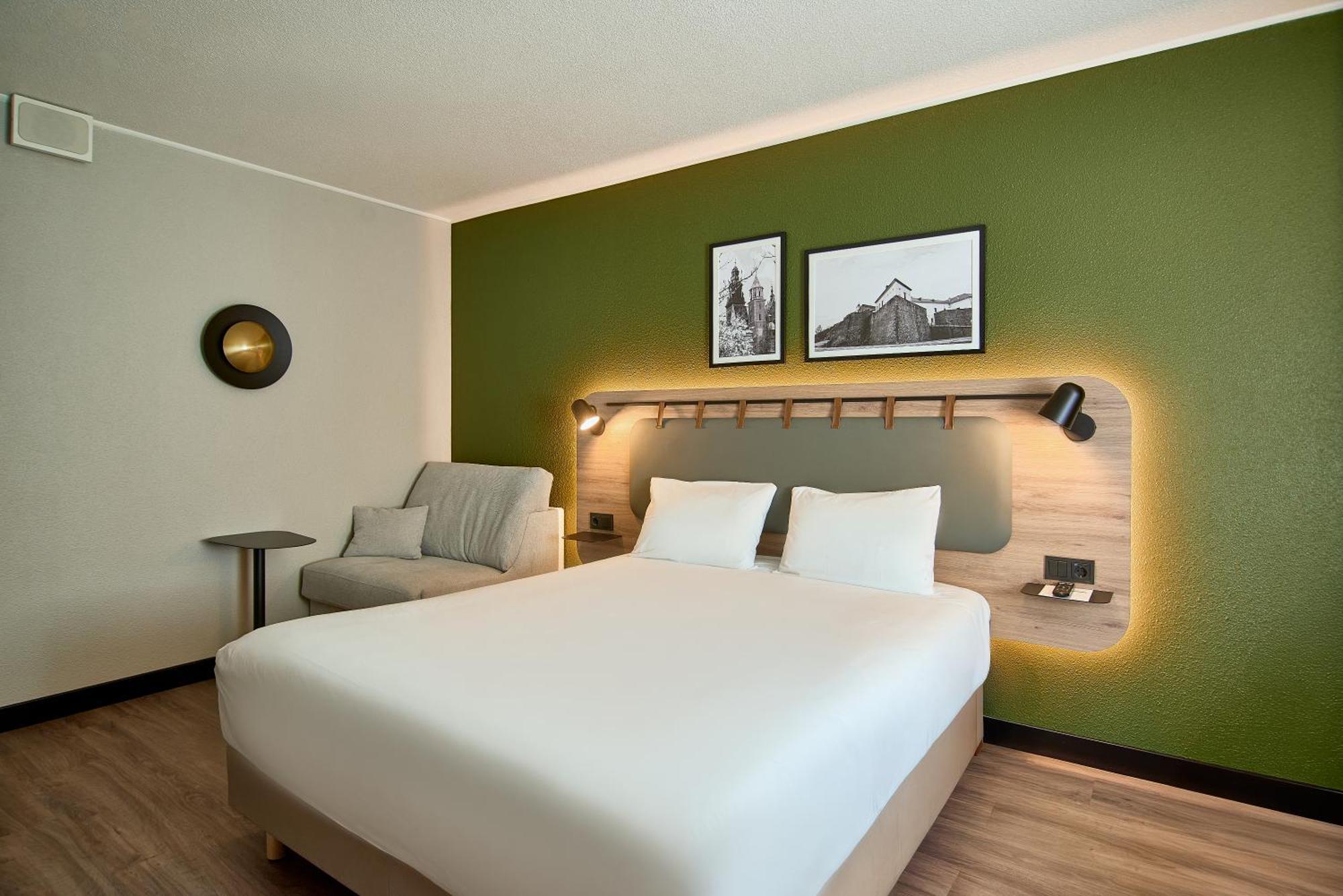 Standard Room 1 Queen Bed