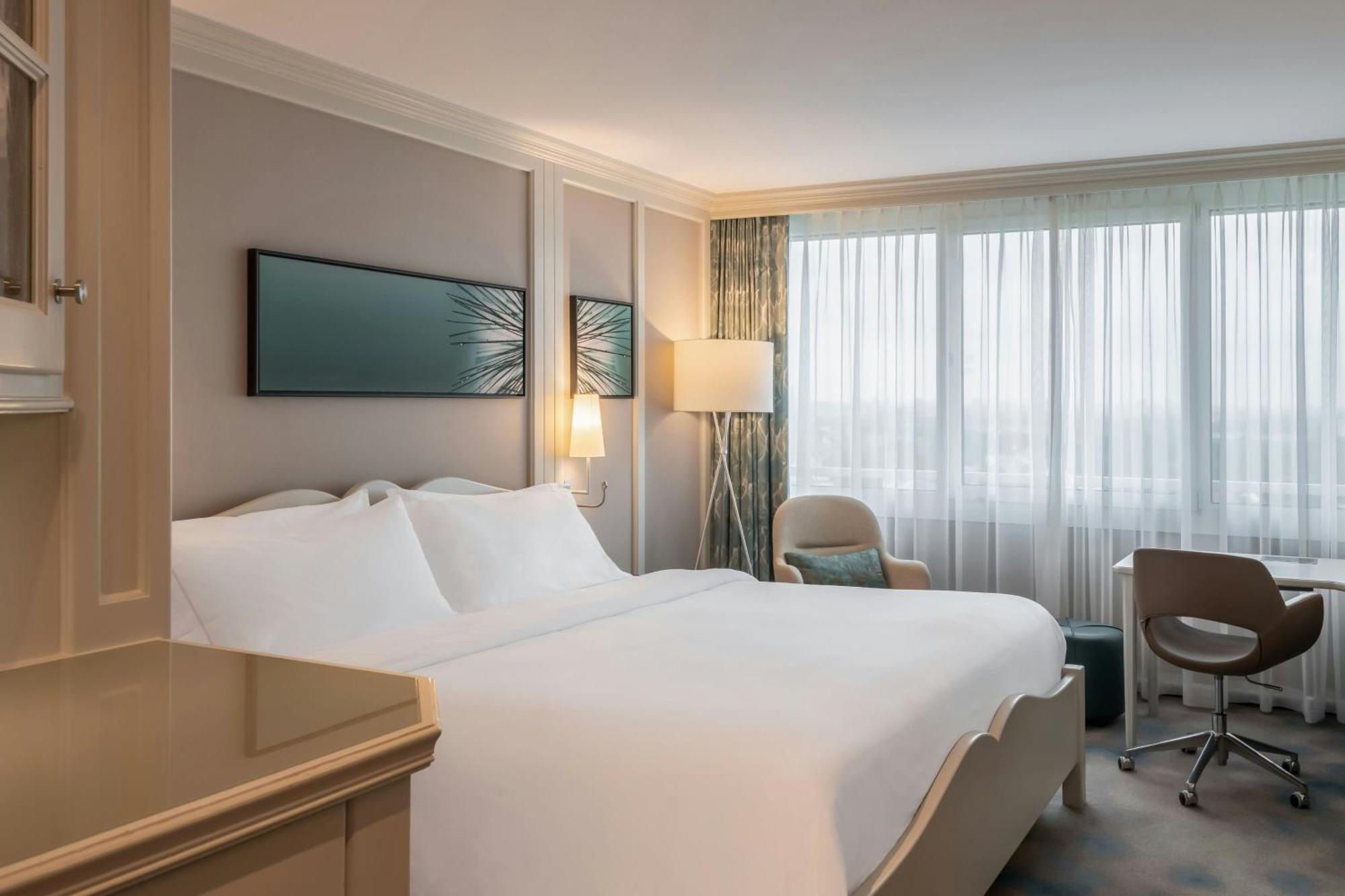 Junior Suite Club Lounge Access