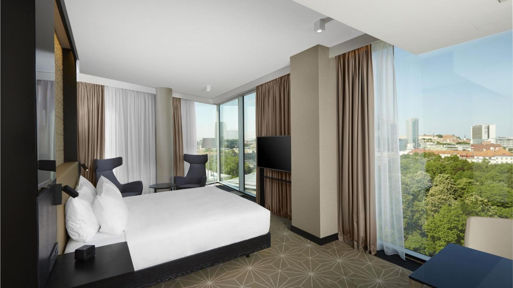 Corner Junior King Suite