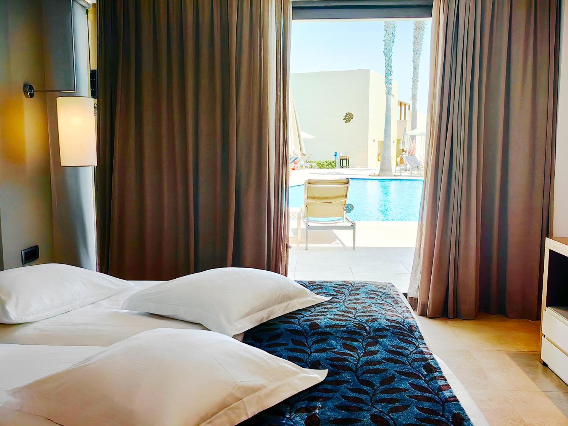 Executive Suite Two Bedrooms Swim-up Sharing Pool