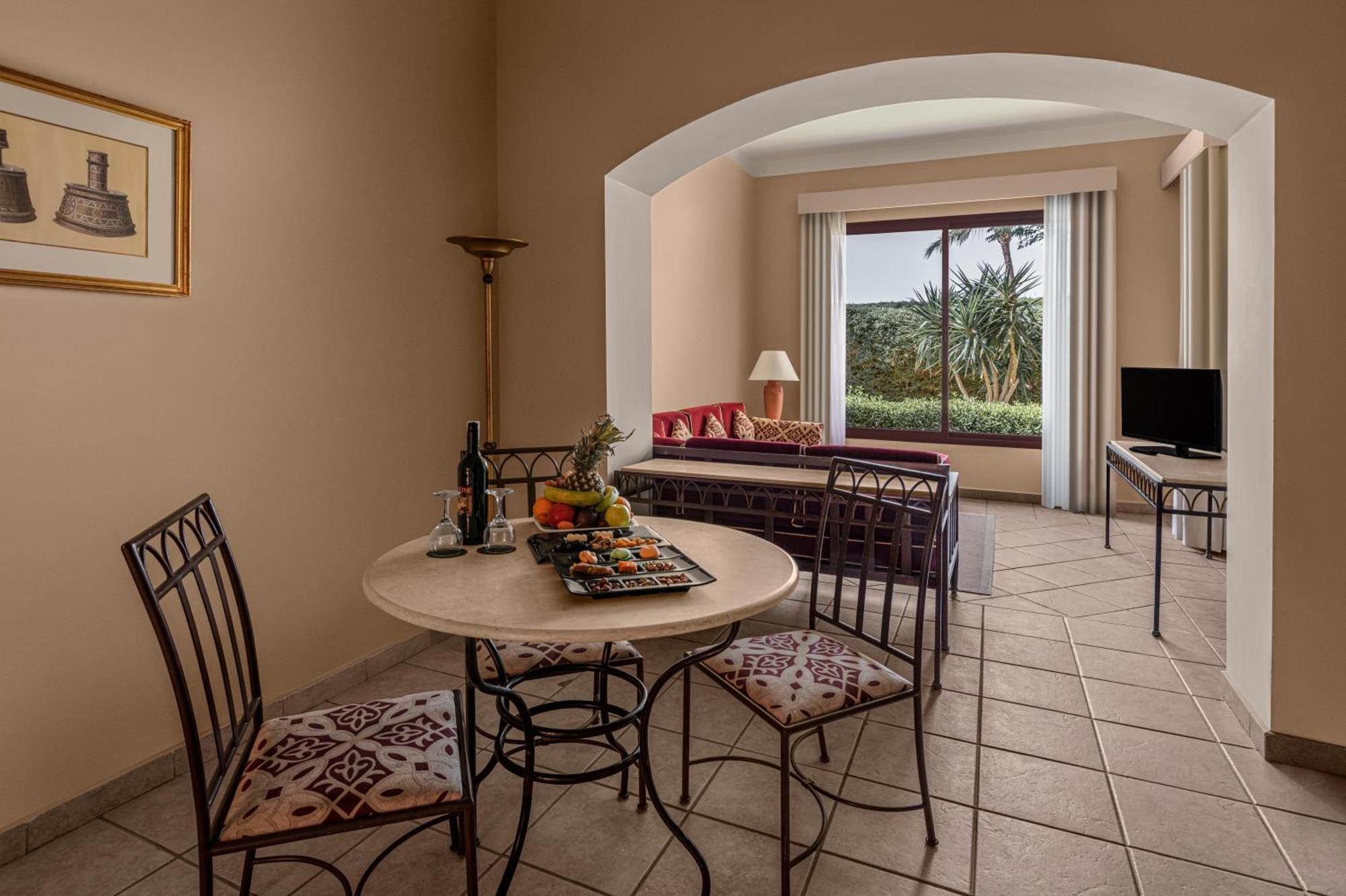 One-Bedroom Apartment Twin beds Garden View
