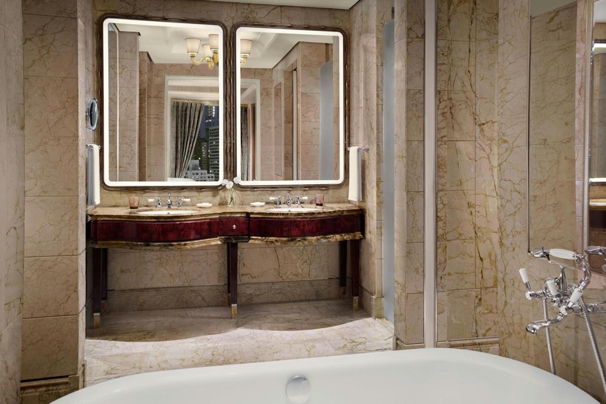 Caroline Astor Suite 1 King Botanical Garden View