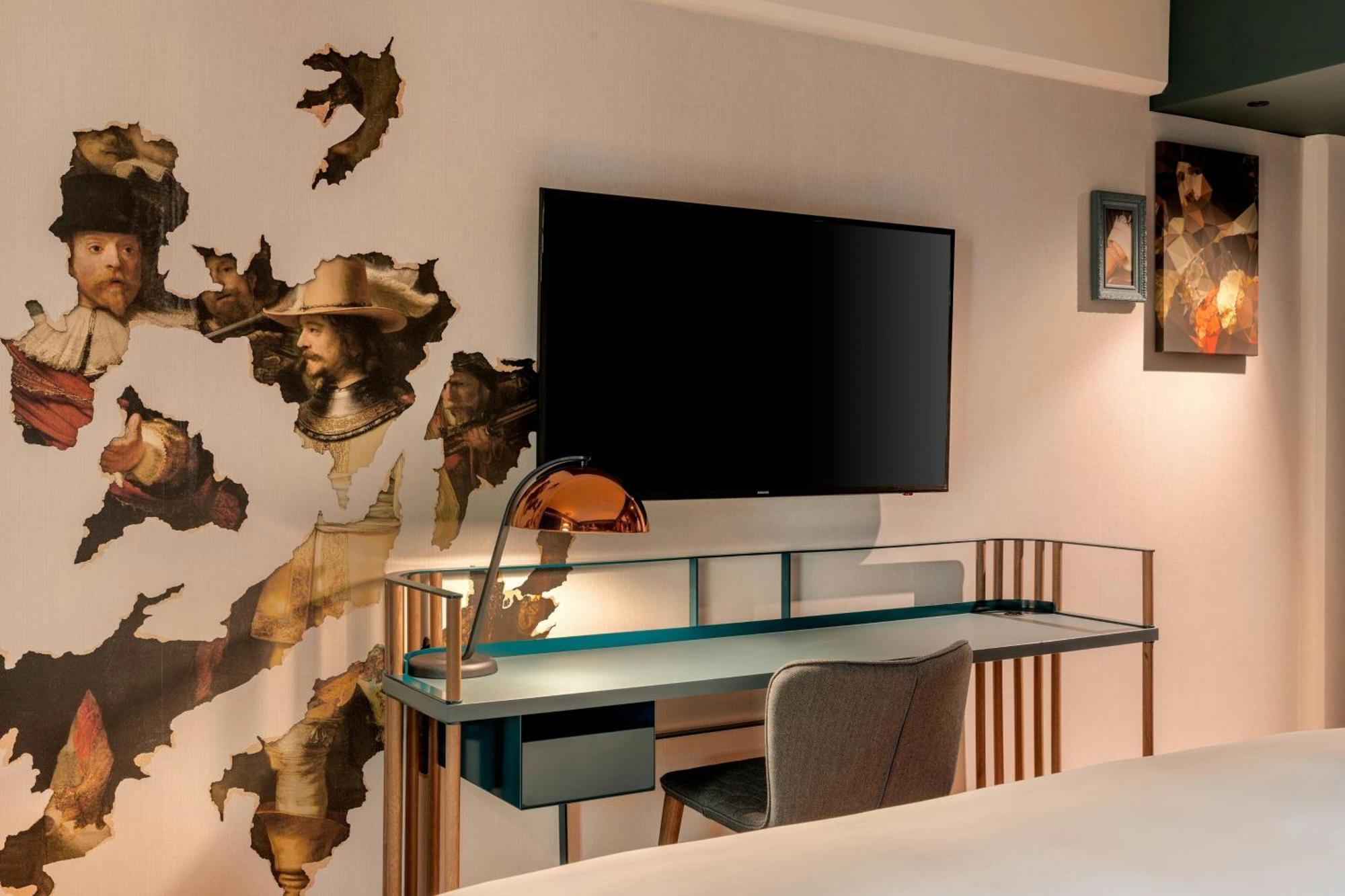 Larger King Room - Club Lounge Access