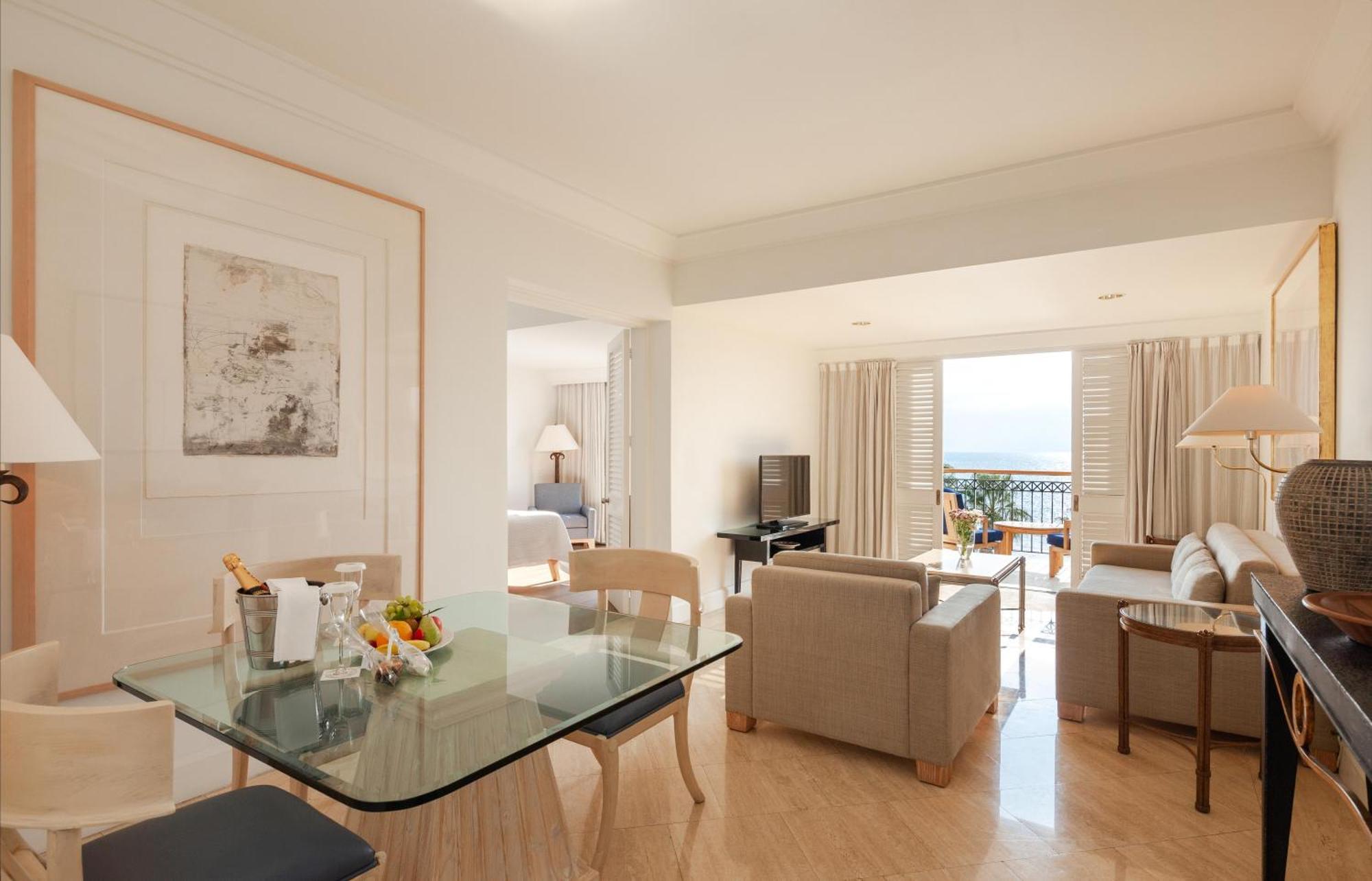One Bedroom Sea View Deluxe Suite