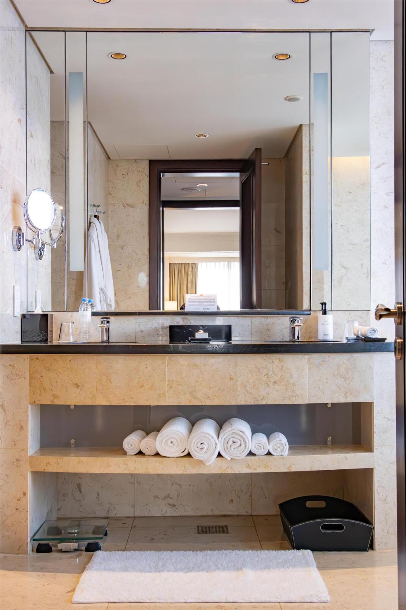 Executive King Suite Lounge Access