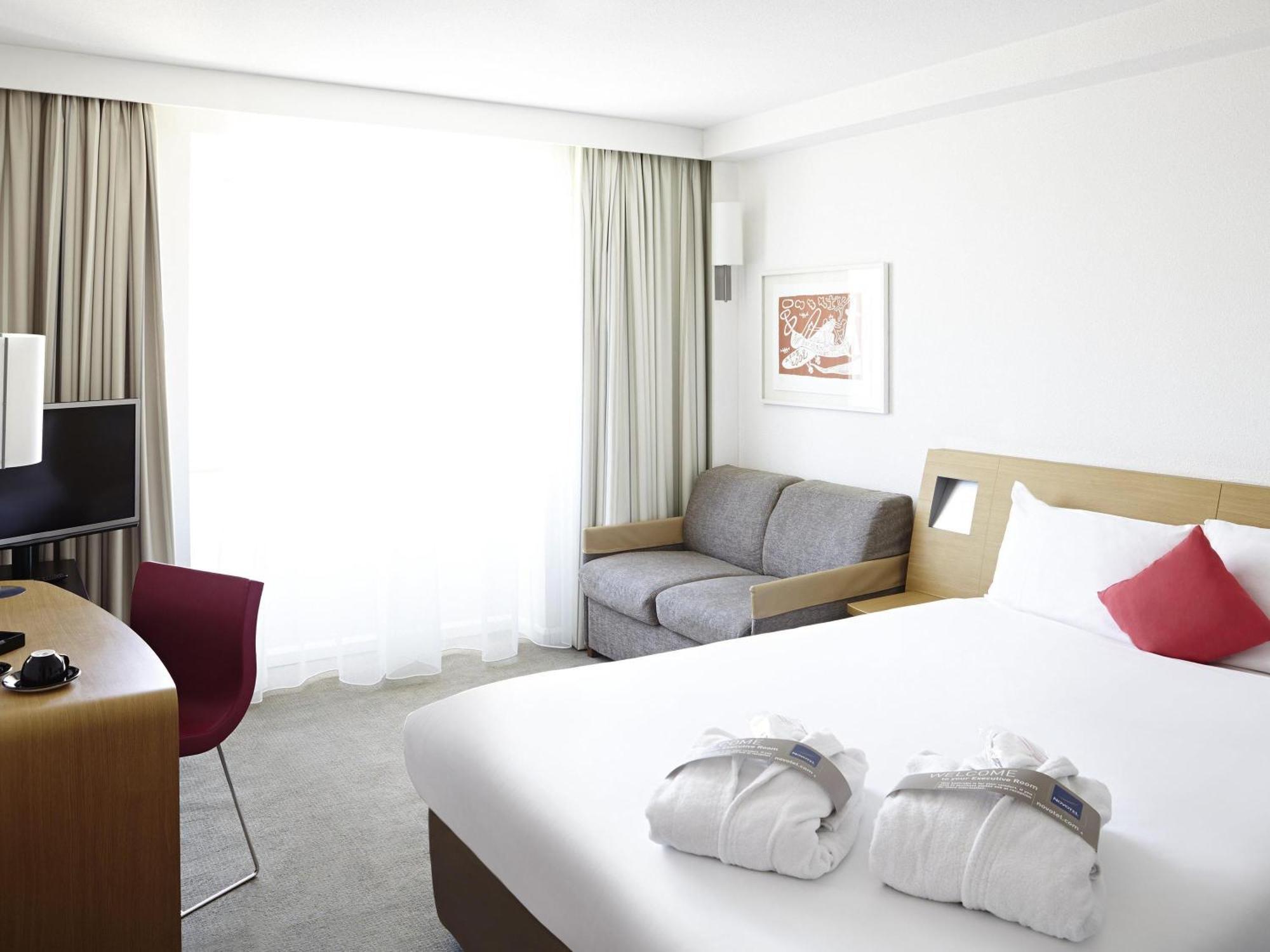 Executive Queen Room Sofa,1730007631:JPEG