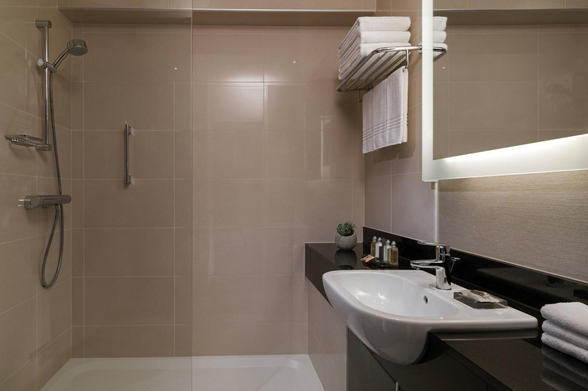 Executive Room M Club lounge access 1 King High floor