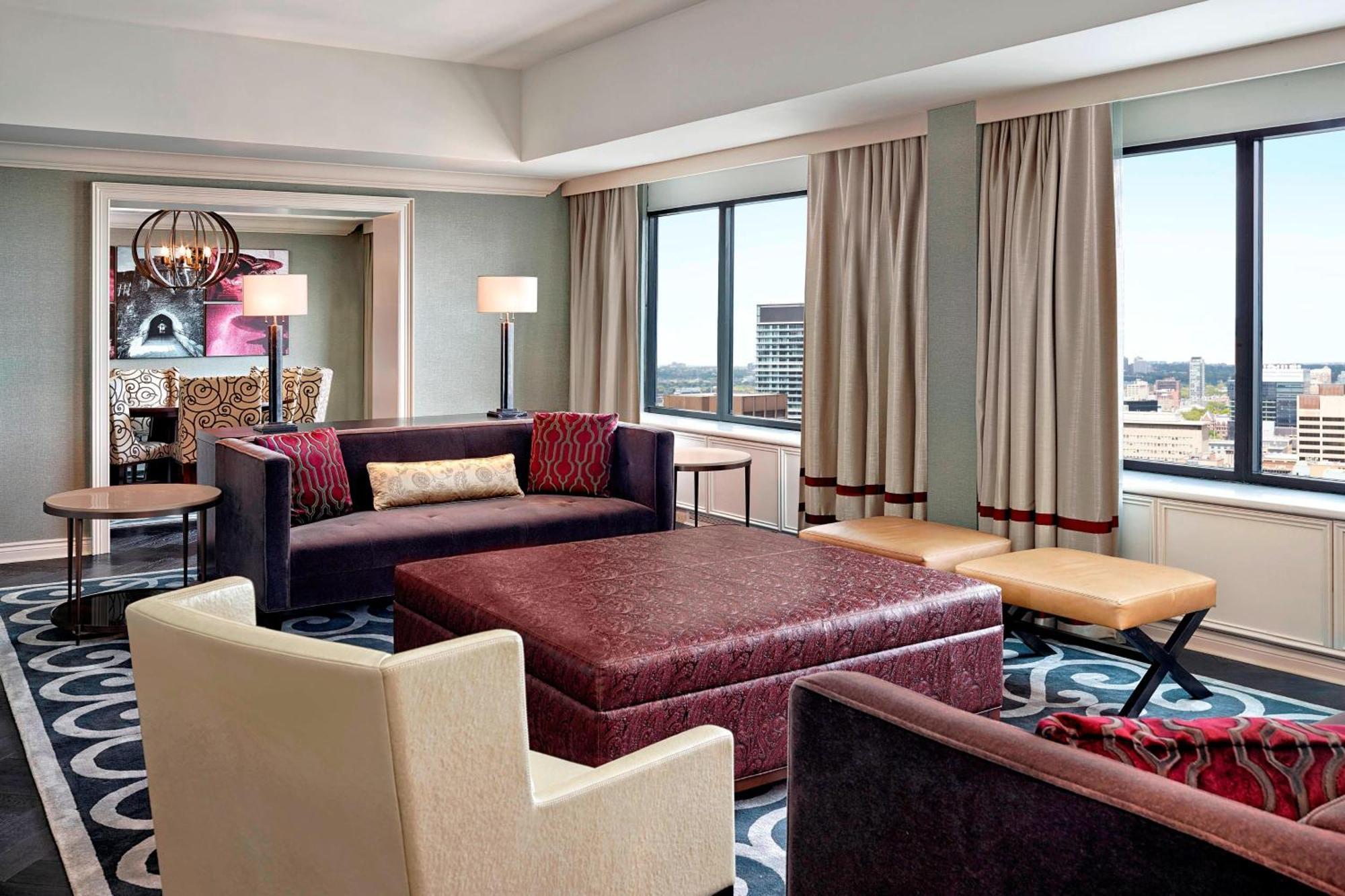 Royal Suite 1 King Bed Club Lounge Access