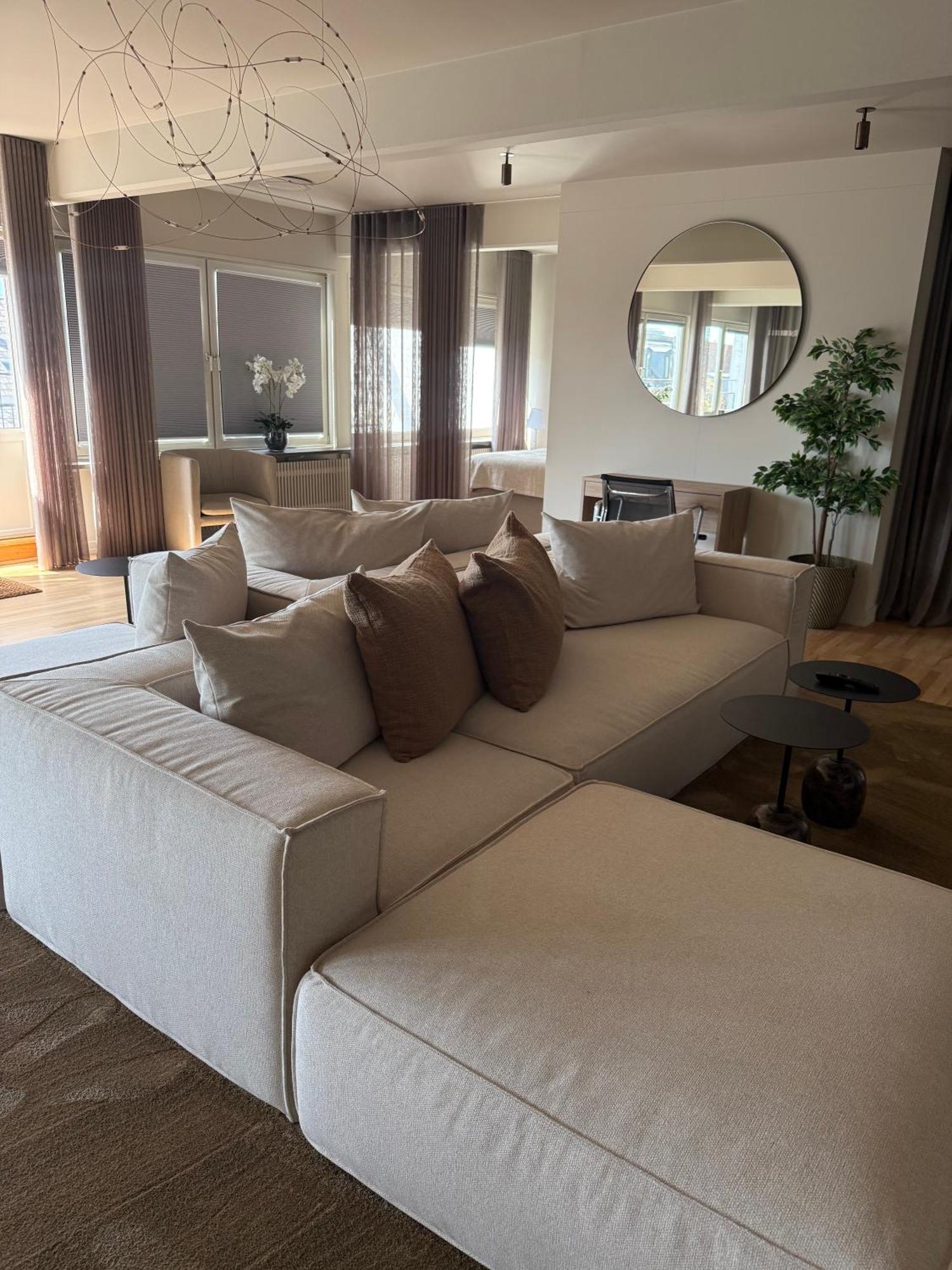 Two-Bedroom Penthouse Balcony & Habour View