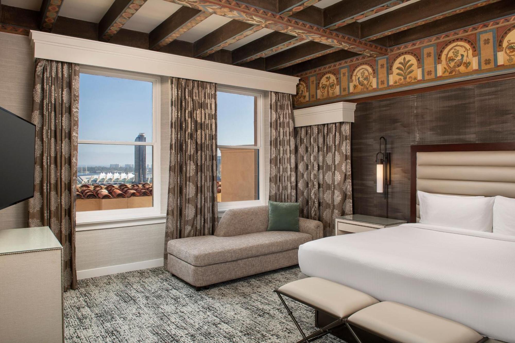 One-Bedroom Presidential King Suite Partial Bay View High Floor Sofa Bed