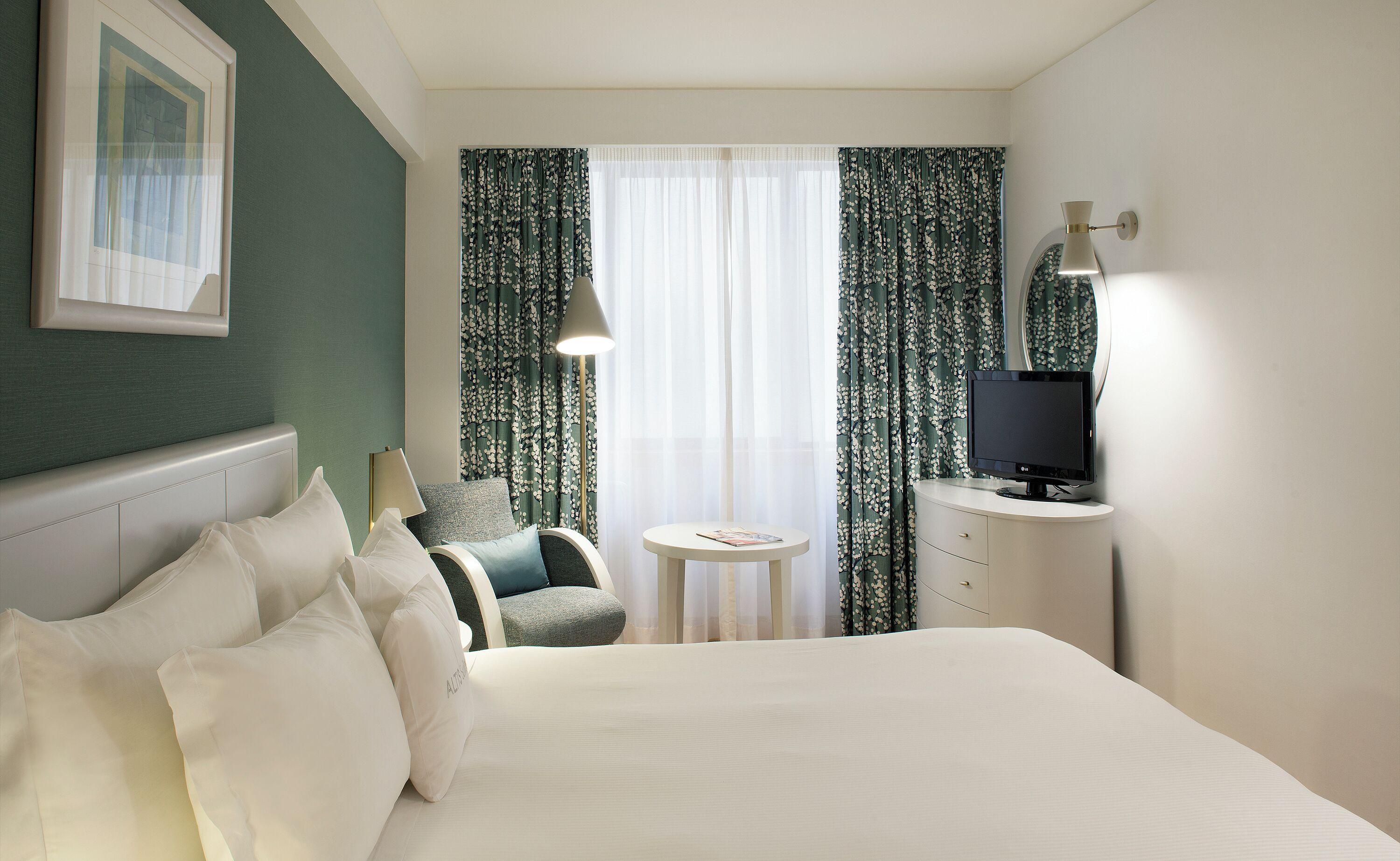 Deluxe One-Bedroom Apartment