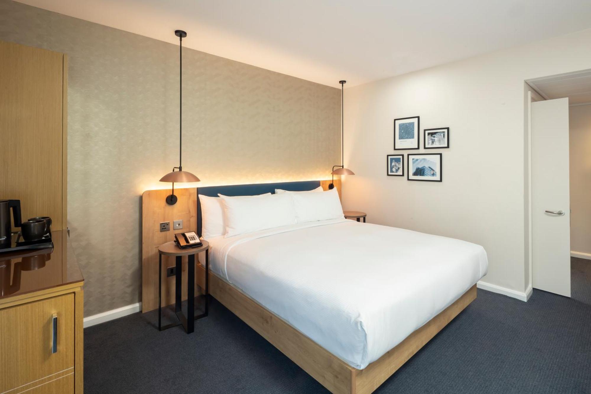 Rom med queen-size-seng – tilrettelagt for funksjonshemninger