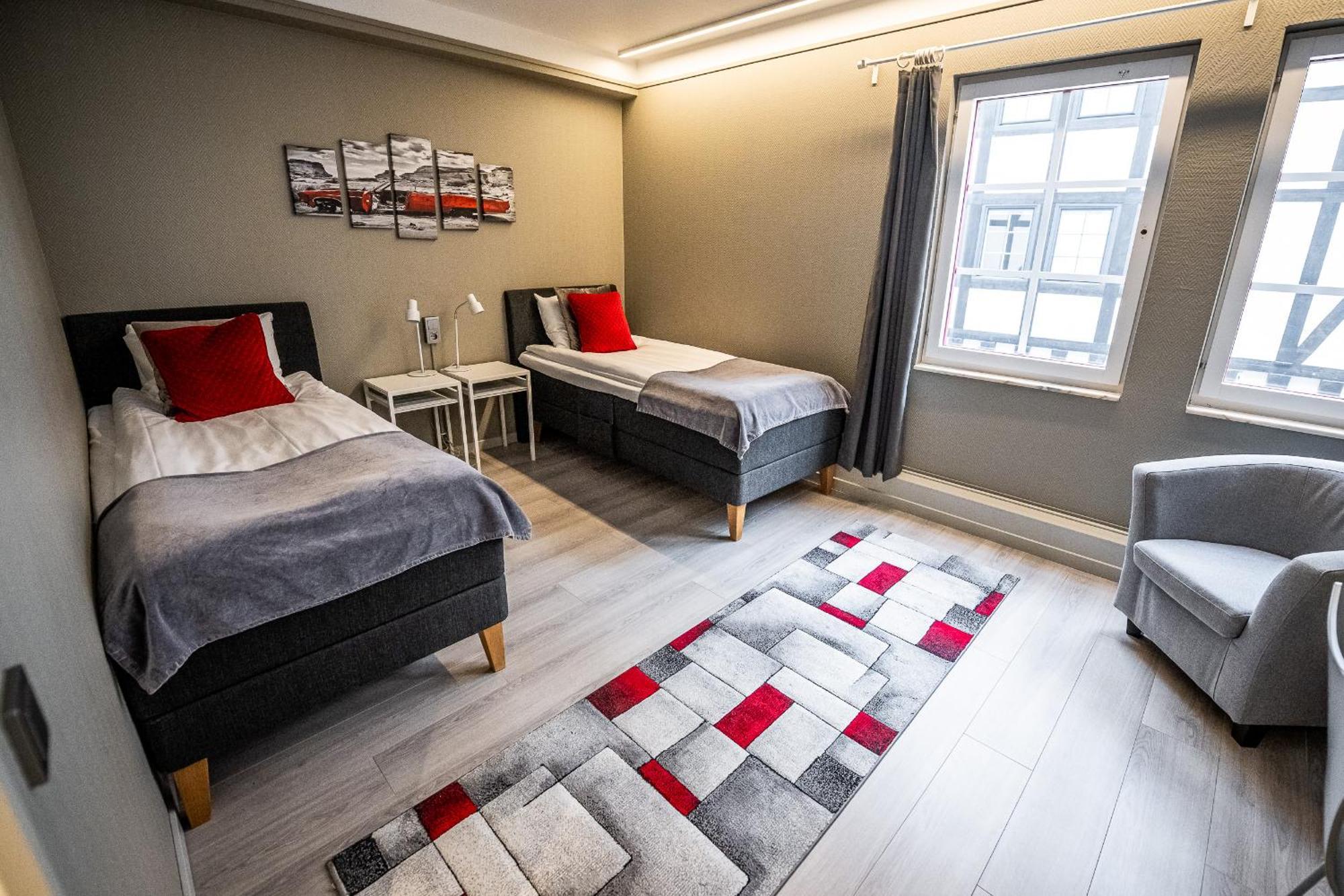 Tvåbäddsrum med utsikt över trädgården