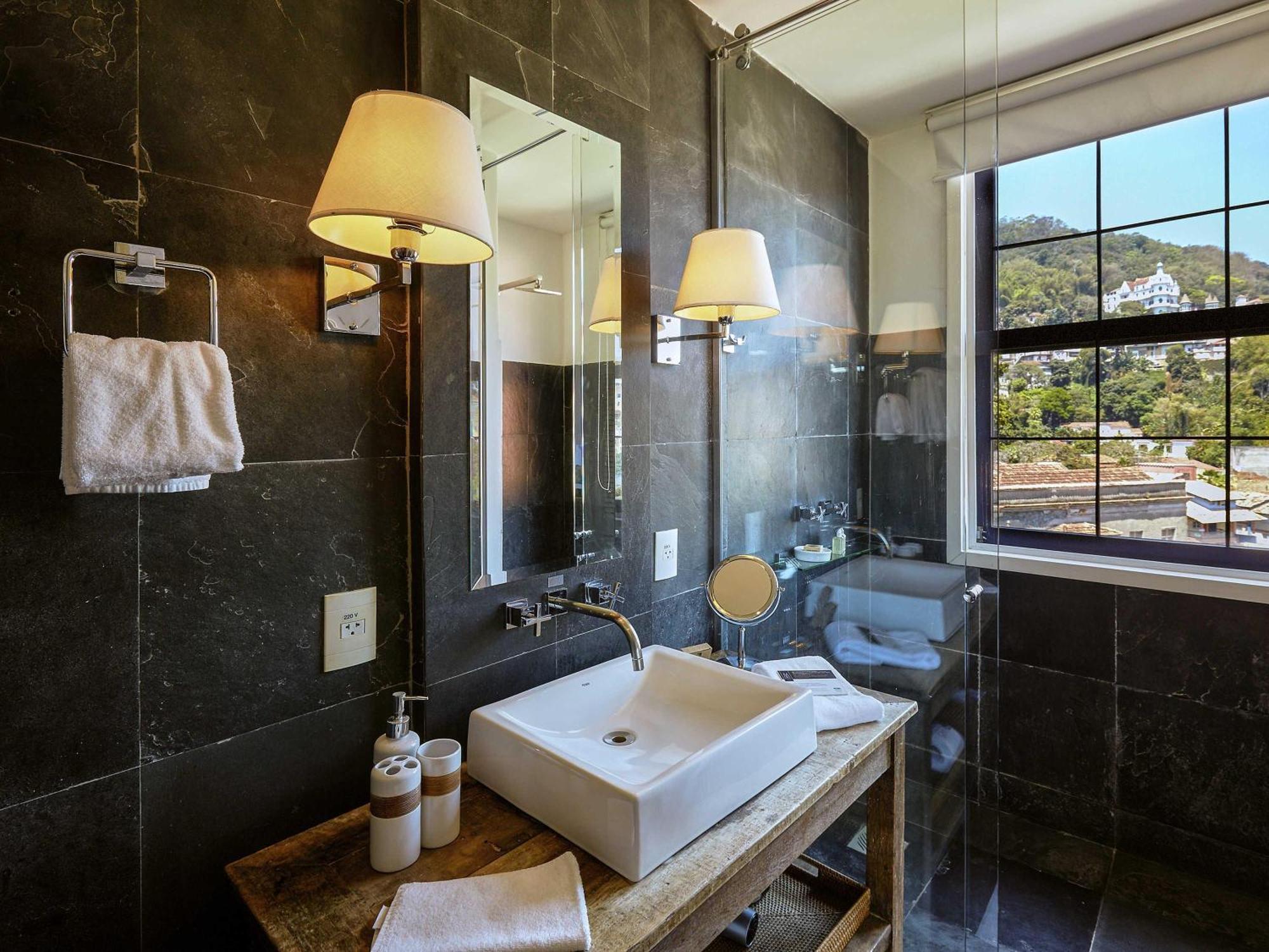 Deluxe King Room with Bathtub and Garden View