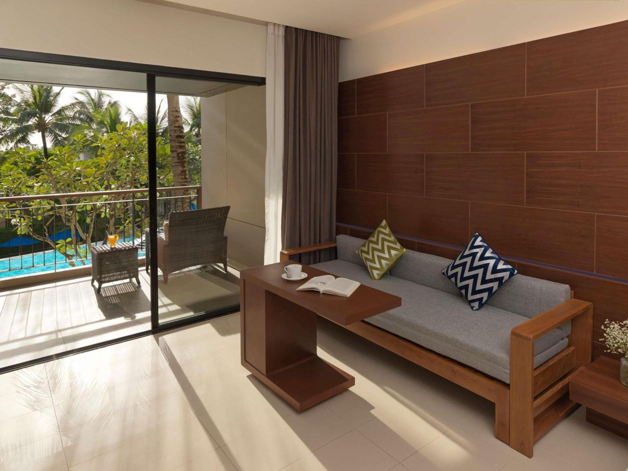 Deluxe Room, Pool View, 1 King Bed And 1 Sofa-Bed