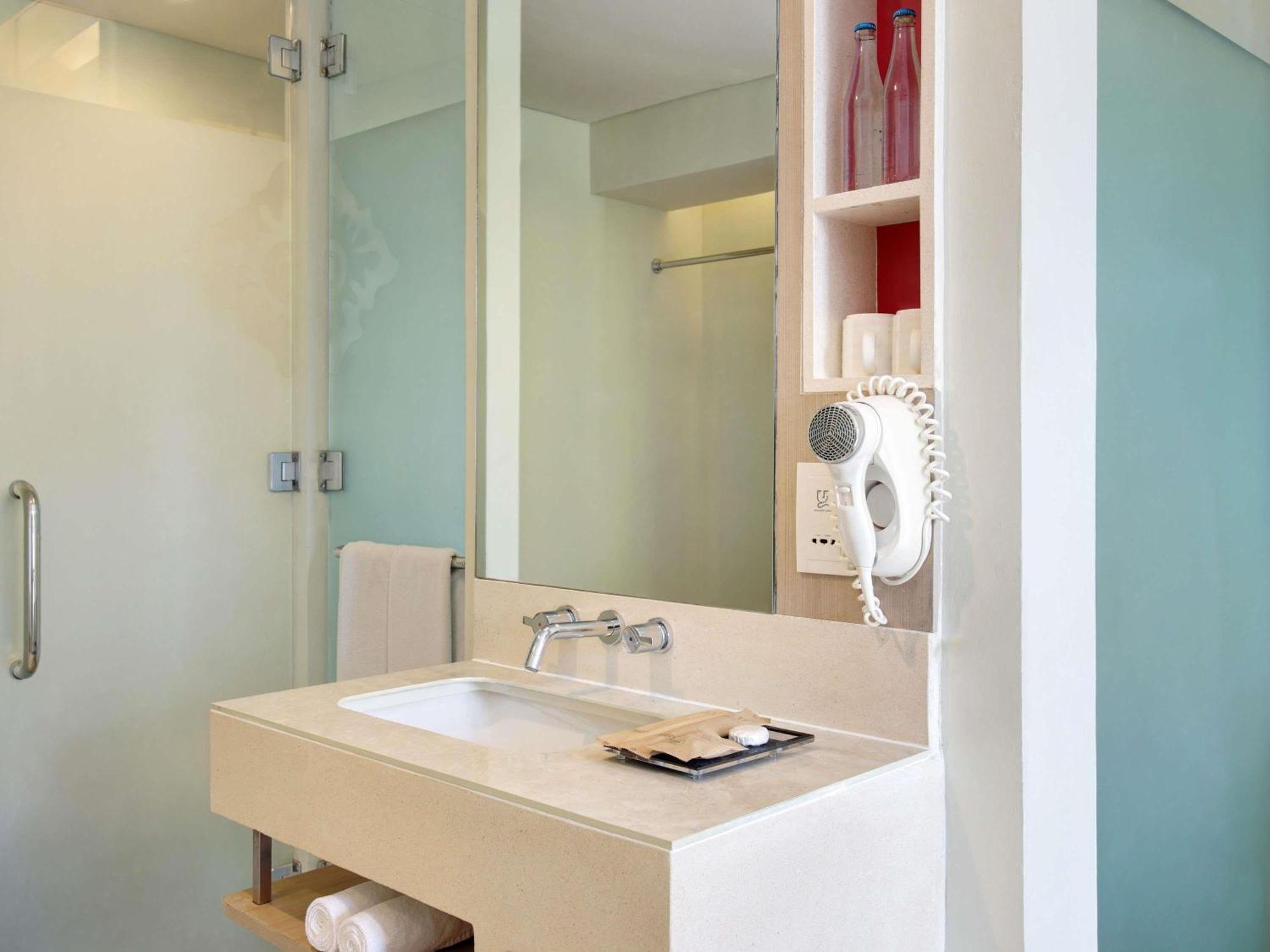 Deluxe Twin Room Pool View Scheduled Shuttle to Hotel’s Beach Facility