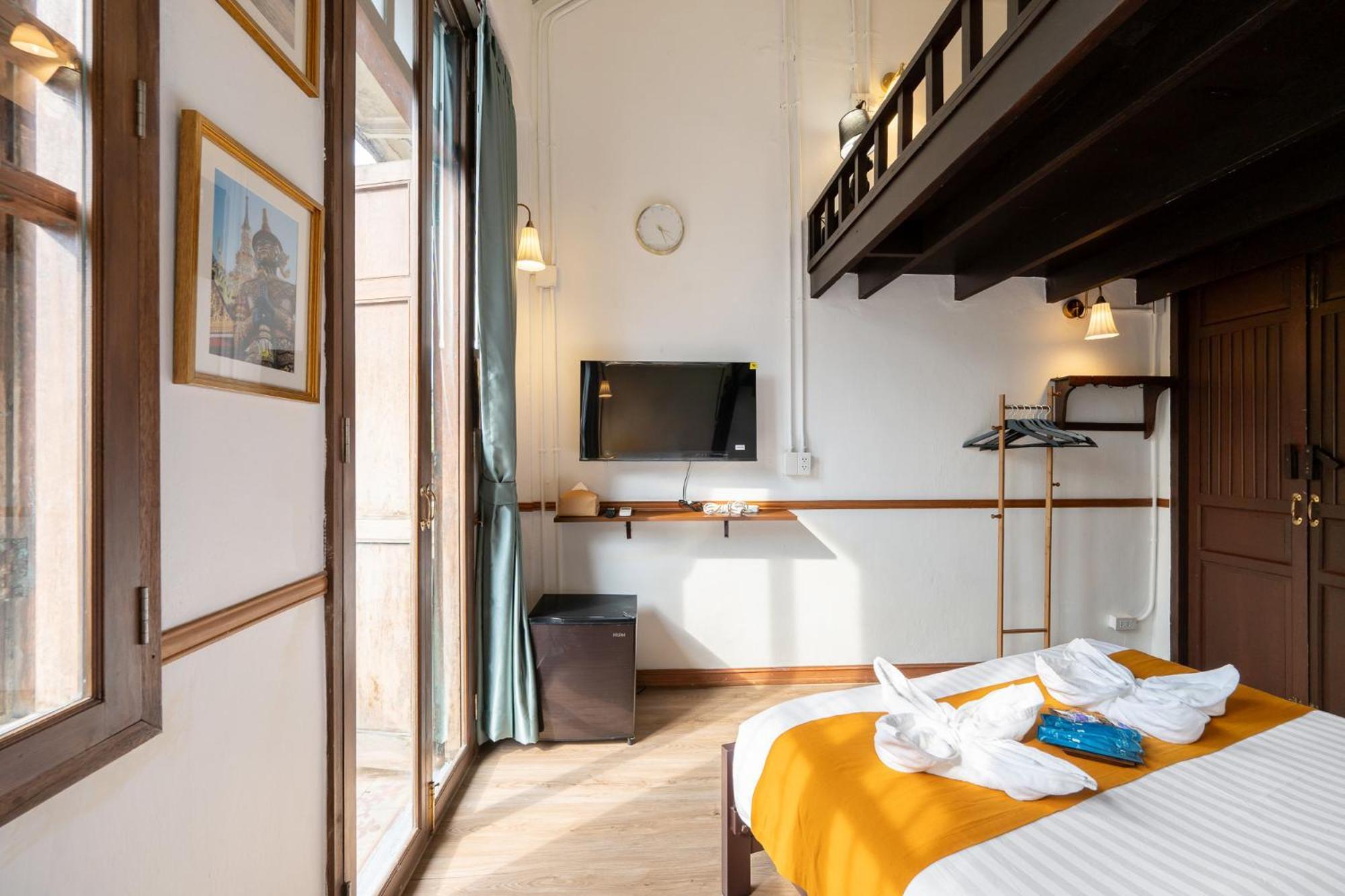 Queen Room with Private External Bathroom