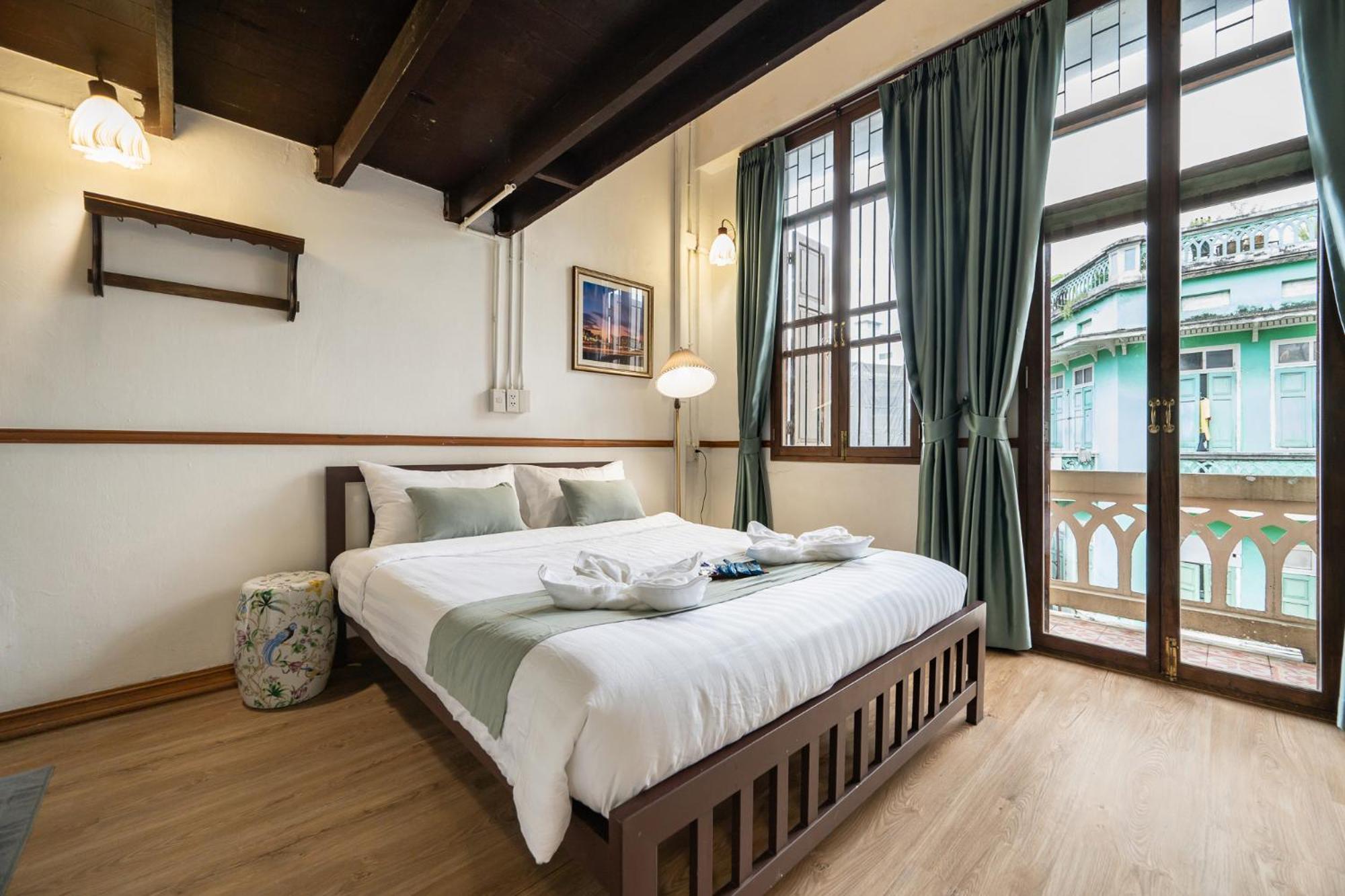 Queen Room with Private External Bathroom
