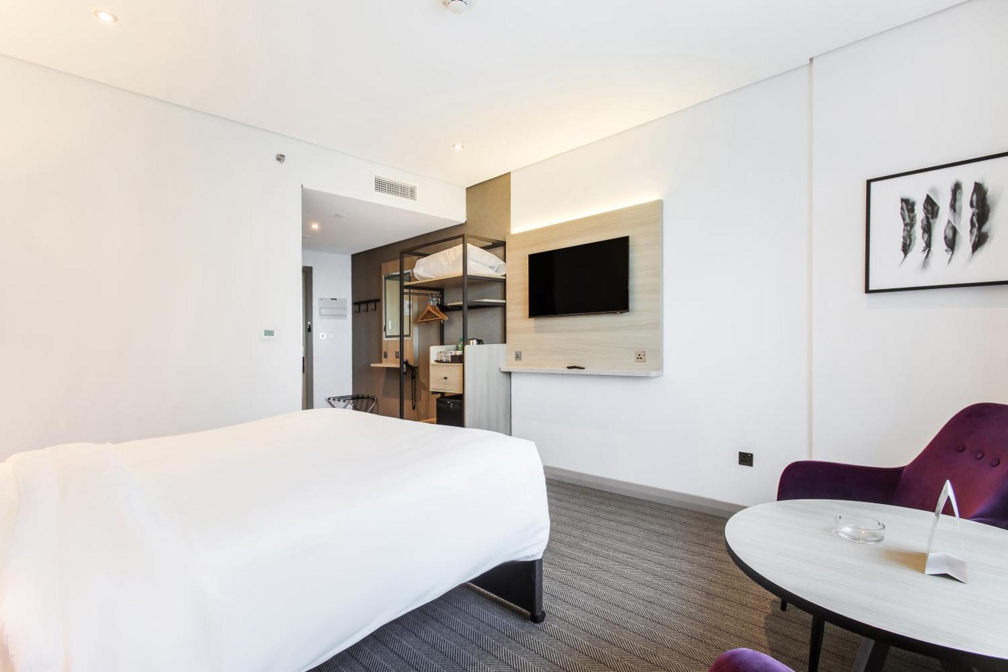 Smoking New Style Double Room DXB Airport Shuttle Every 30min to T1&3