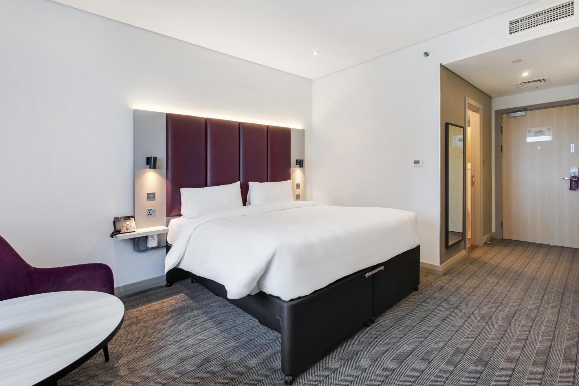 Non-Smoking New Style Double Room DXB Airport Shuttle Every 30min to T1&3