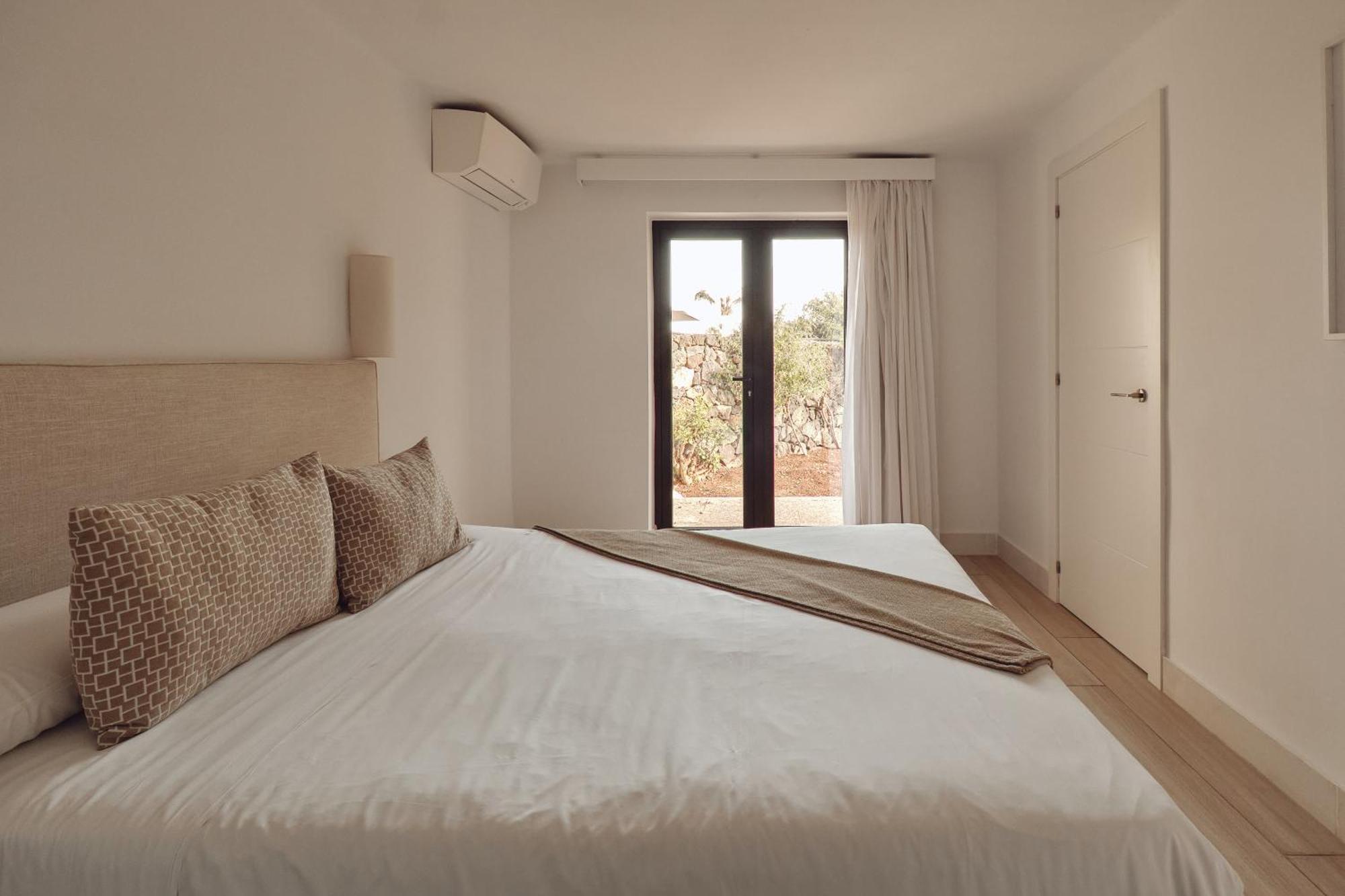 Three-Bedroom Cottage with hot tup