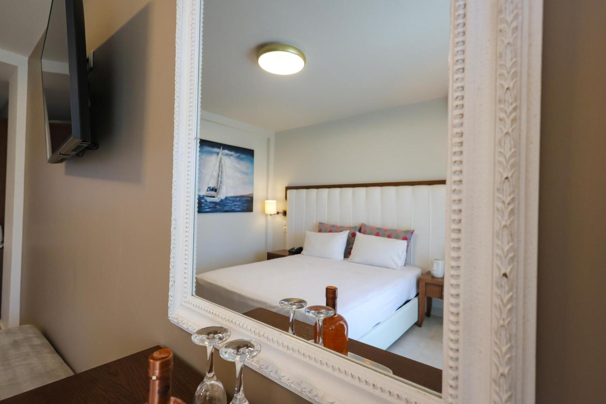 Superior Double Room with Partial Sea View,1765799387:JPEG