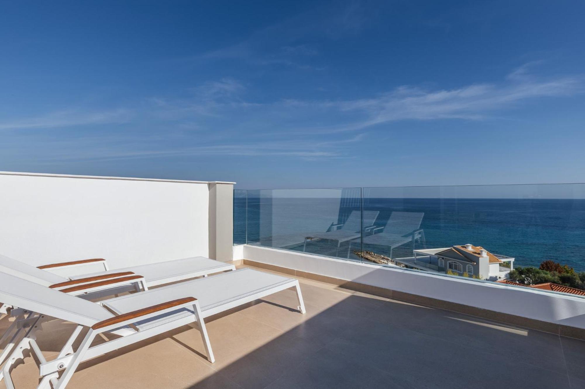 Juniorsvit med panoramautsikt över havet