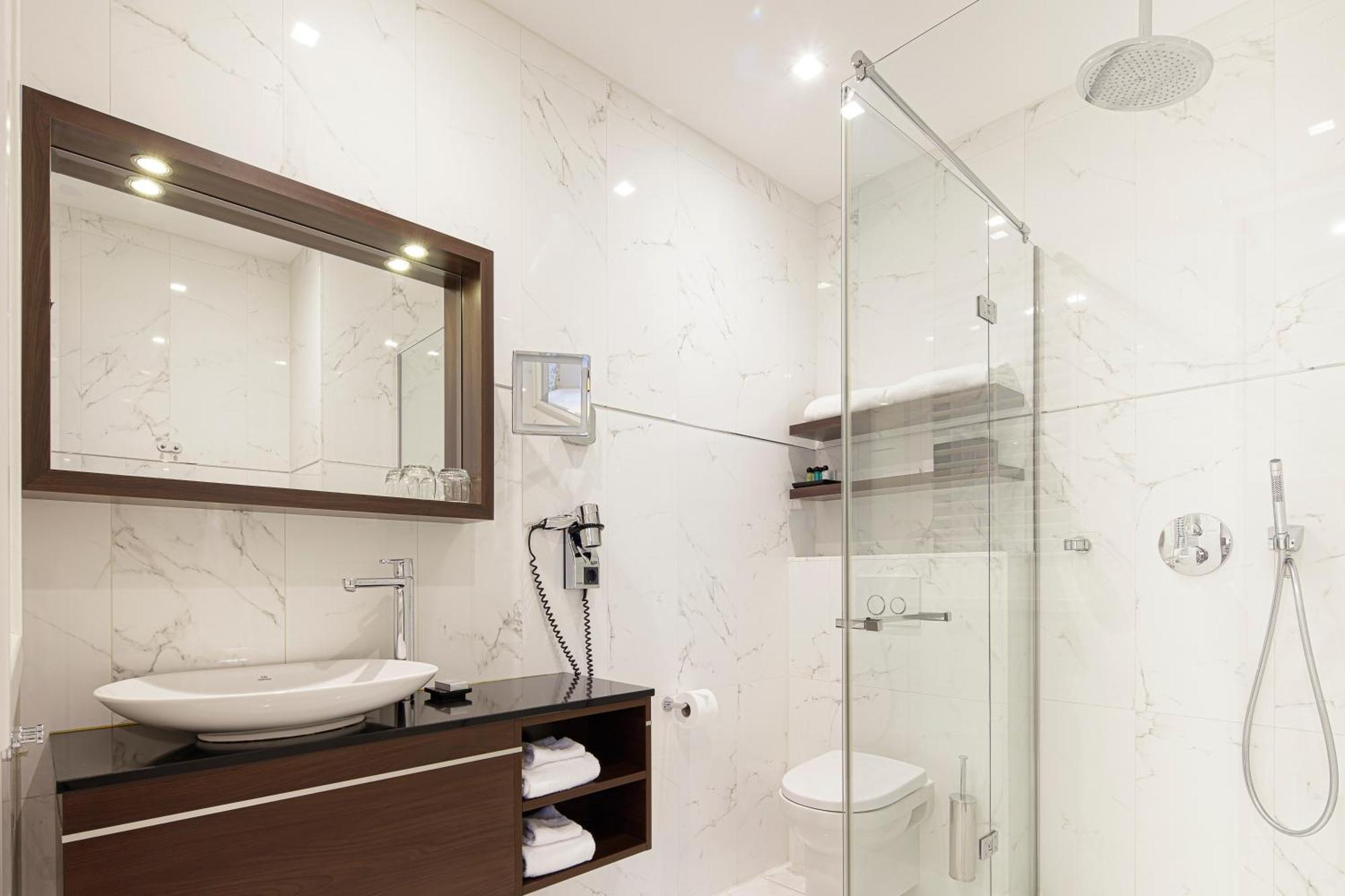 Souterrain Double Room Below Street Level Limited View