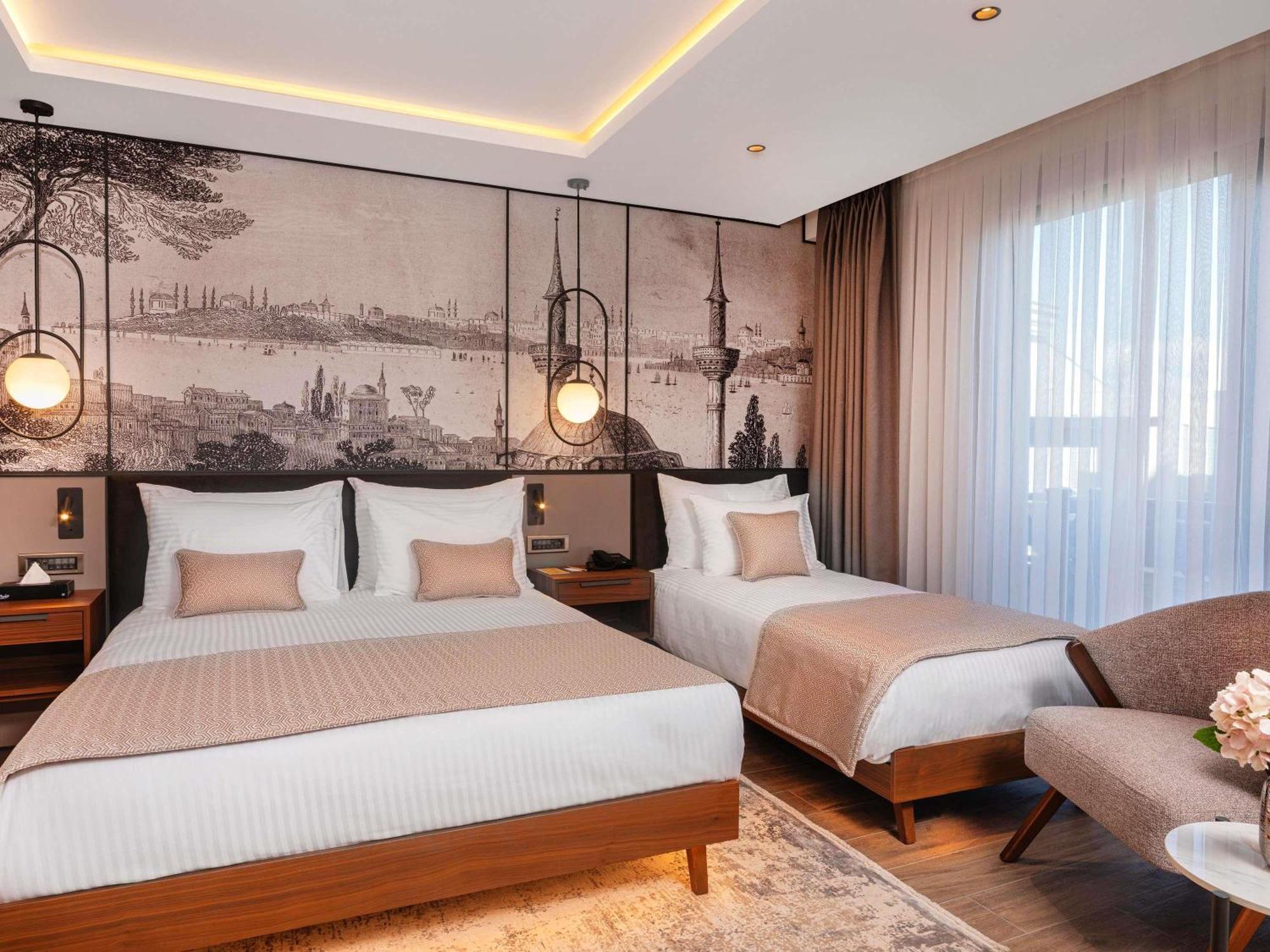 Superior Room with One Queen Bed and One Single Bed,1735200474:JPEG