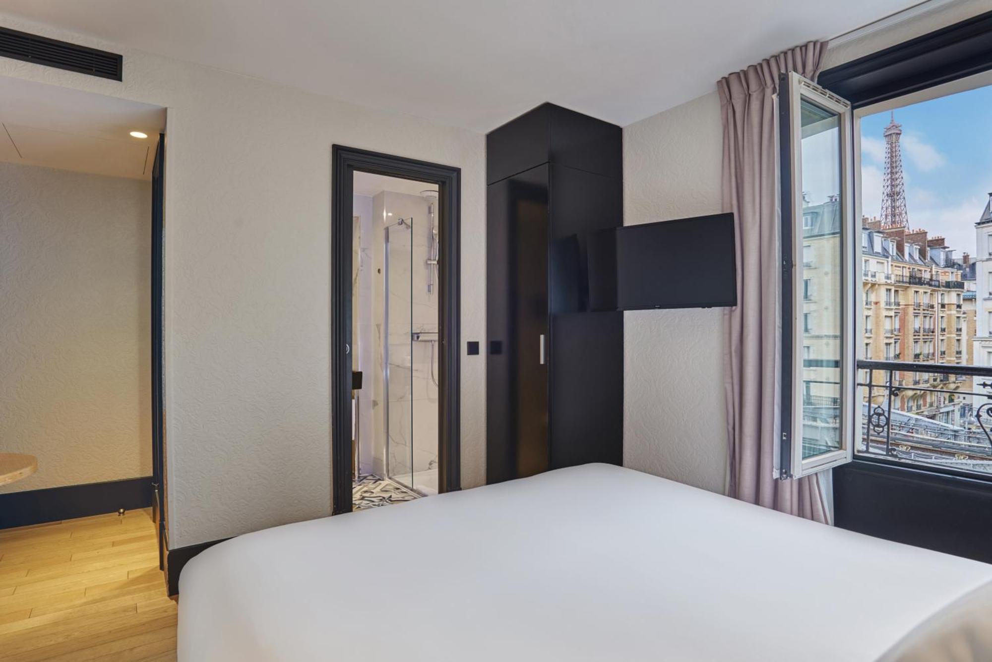 Superior Room Eiffel Tower view